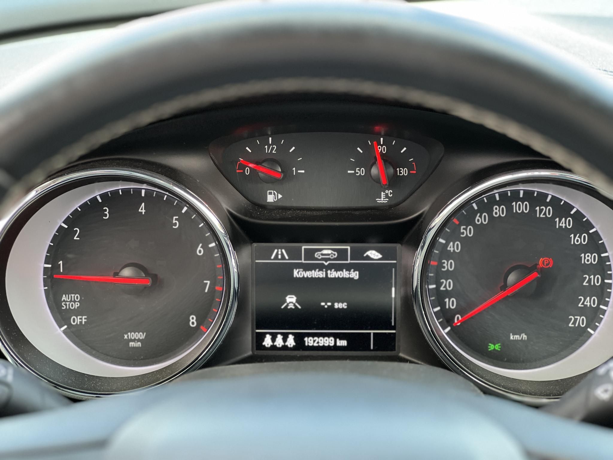 OPEL INSIGNIA Sports Tourer 1.5 Edition Start Stop M.o.-i. sérülésmentes. 4 évszakos gumik. CARPLAY!