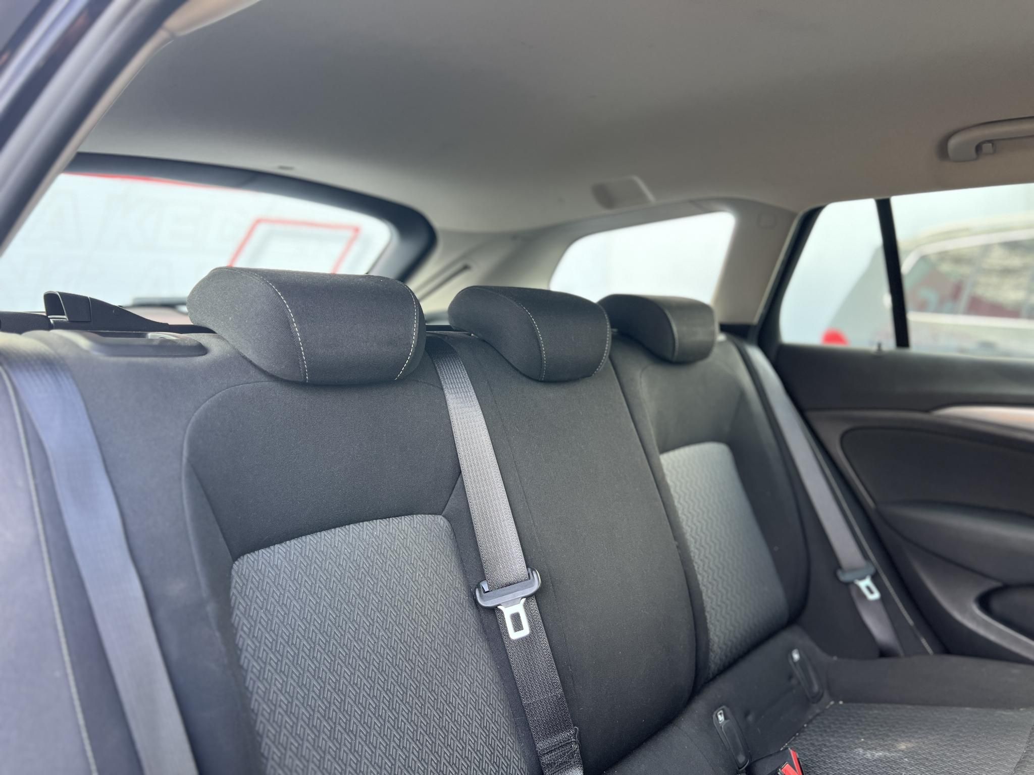 OPEL INSIGNIA Sports Tourer 1.5 Edition Start Stop M.o.-i. sérülésmentes. 4 évszakos gumik. CARPLAY!