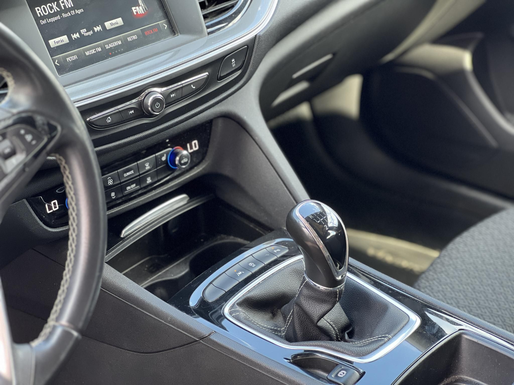 OPEL INSIGNIA Sports Tourer 1.5 Edition Start Stop M.o.-i. sérülésmentes. 4 évszakos gumik. CARPLAY!