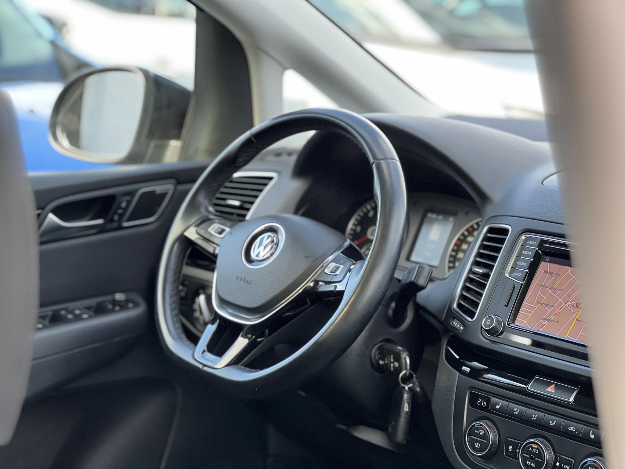 VOLKSWAGEN SHARAN 2.0 TDI BMT SCR Highline DSG [7 személy] Dynaudio. ülésmemória. Carplay. pano. vonóhorog. kamera. stb