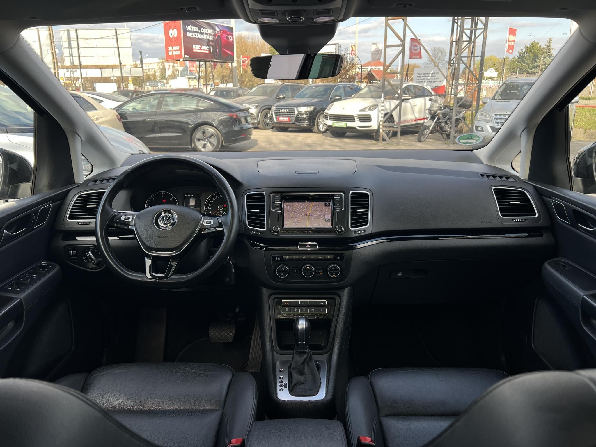 VOLKSWAGEN SHARAN 2.0 TDI BMT SCR Highline DSG [7 személy] Dynaudio. ülésmemória. Carplay. pano. vonóhorog. kamera. stb