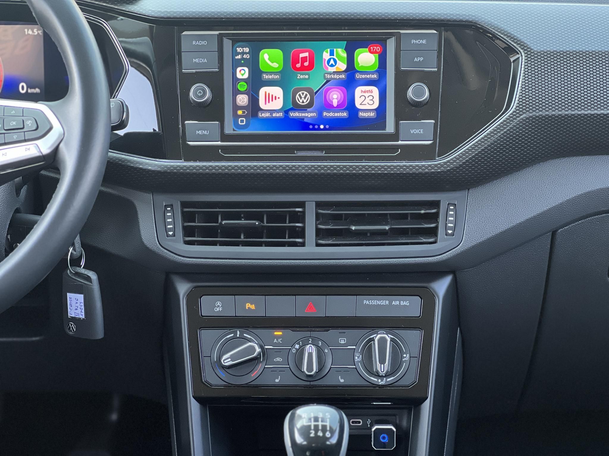 VOLKSWAGEN T-CROSS 1.0 TSI Life 24e km. M.o.-i. sérülésmentes. kifogástalan állapot. CARPLAY!