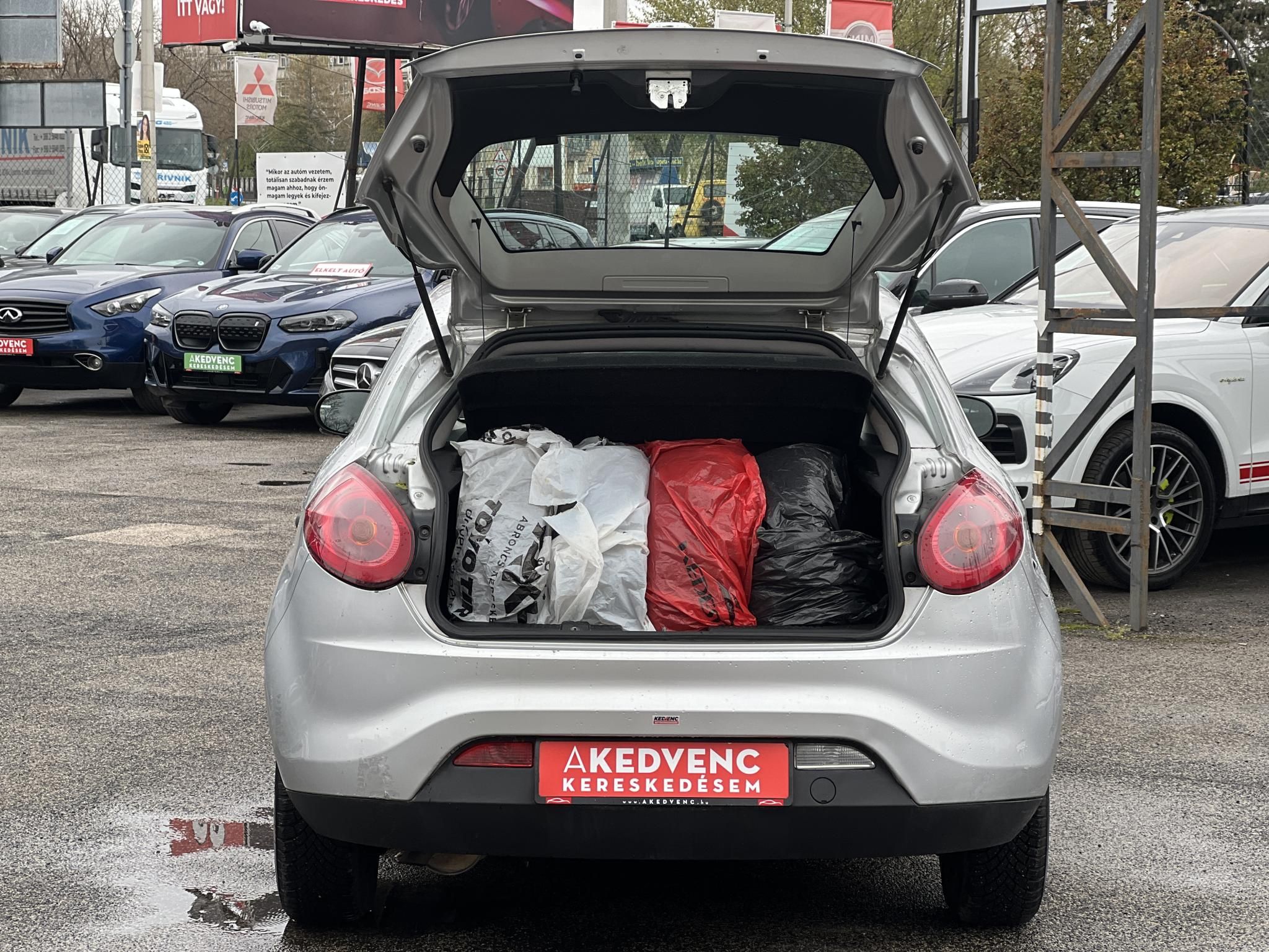 FIAT BRAVO 1.4 16V Active Magyarországon vásárolt. 1. tulajdonostól. végig vezetett szervízkönyv. 87e Km