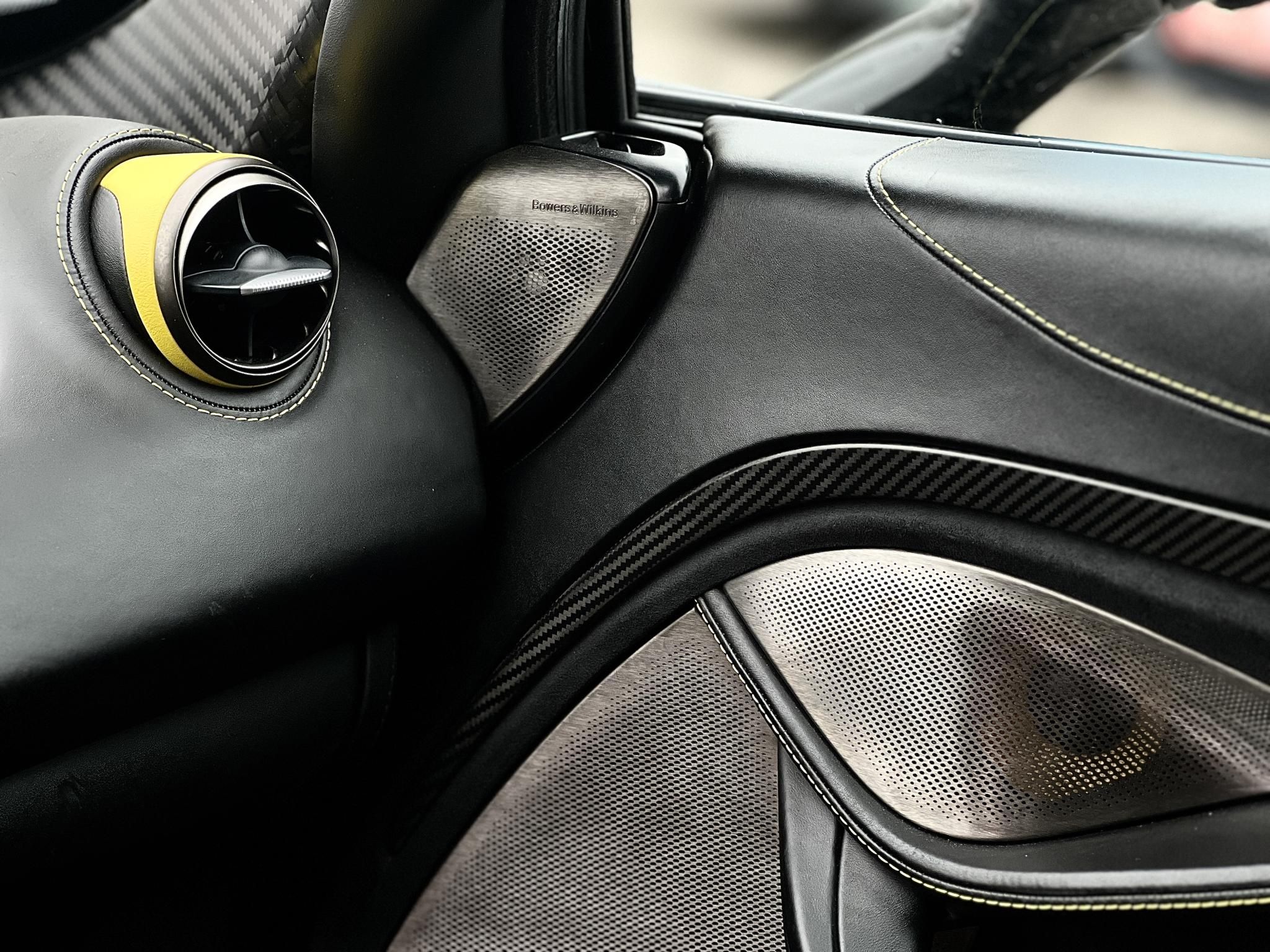 MCLAREN 720S Alcantara belső. carbon pack. Bowers&Wilkins hangrendszer