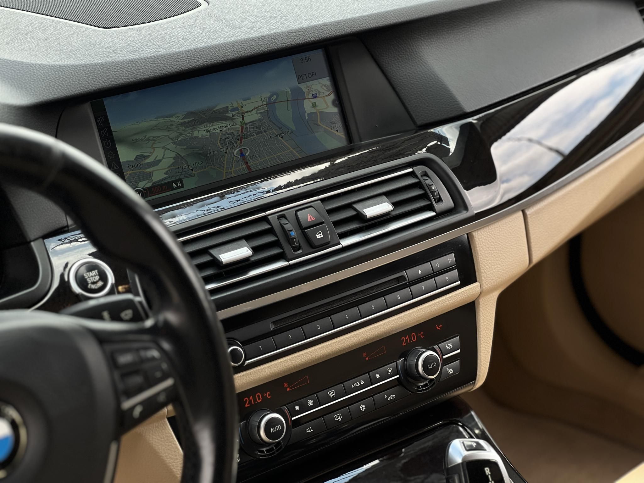 BMW 520d (Automata) Napfénytető. vaj bőrbelső. memória. HUD. kamera. 2 gyári kulcs!