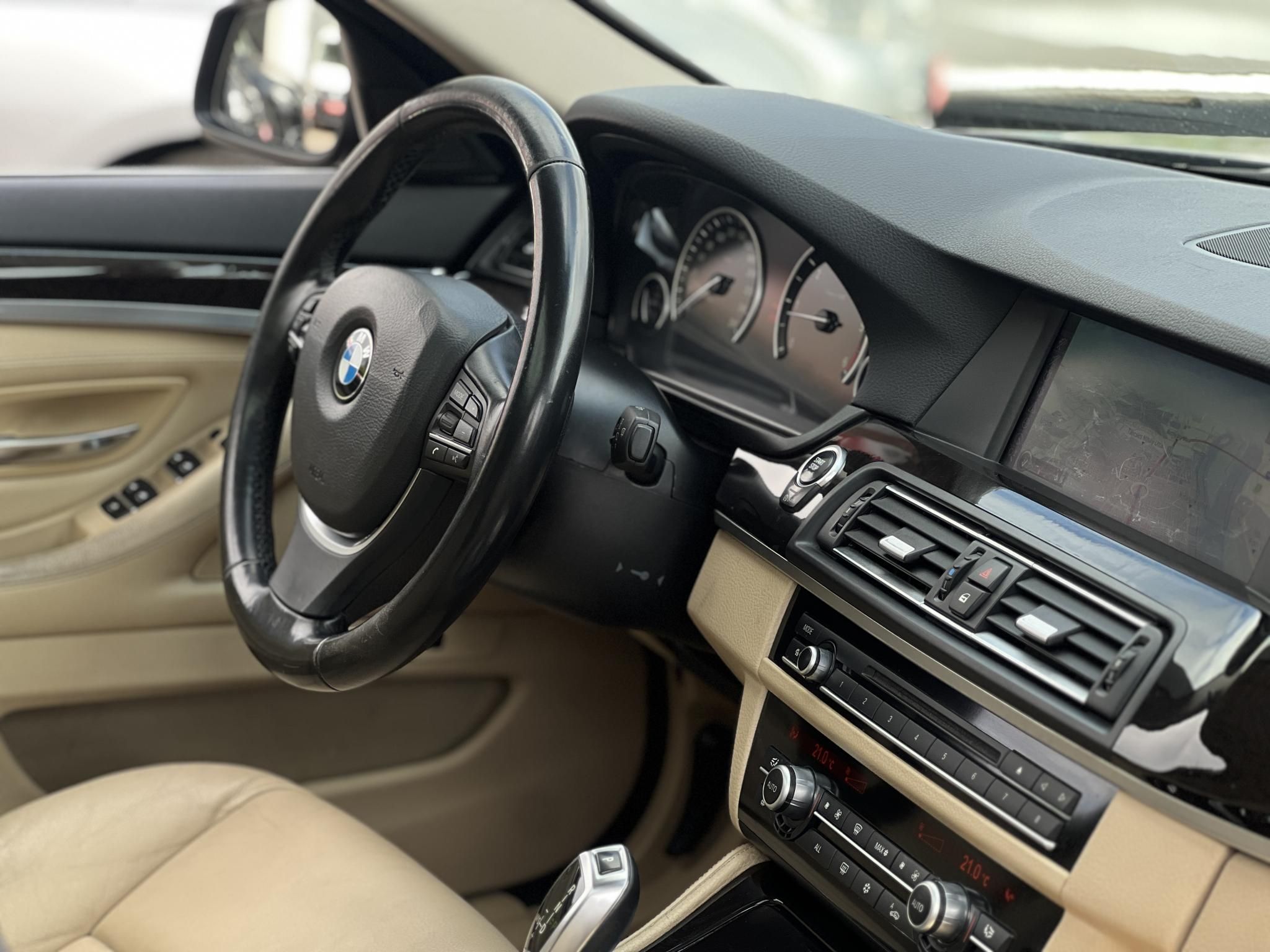 BMW 520d (Automata) Napfénytető. vaj bőrbelső. memória. HUD. kamera. 2 gyári kulcs!