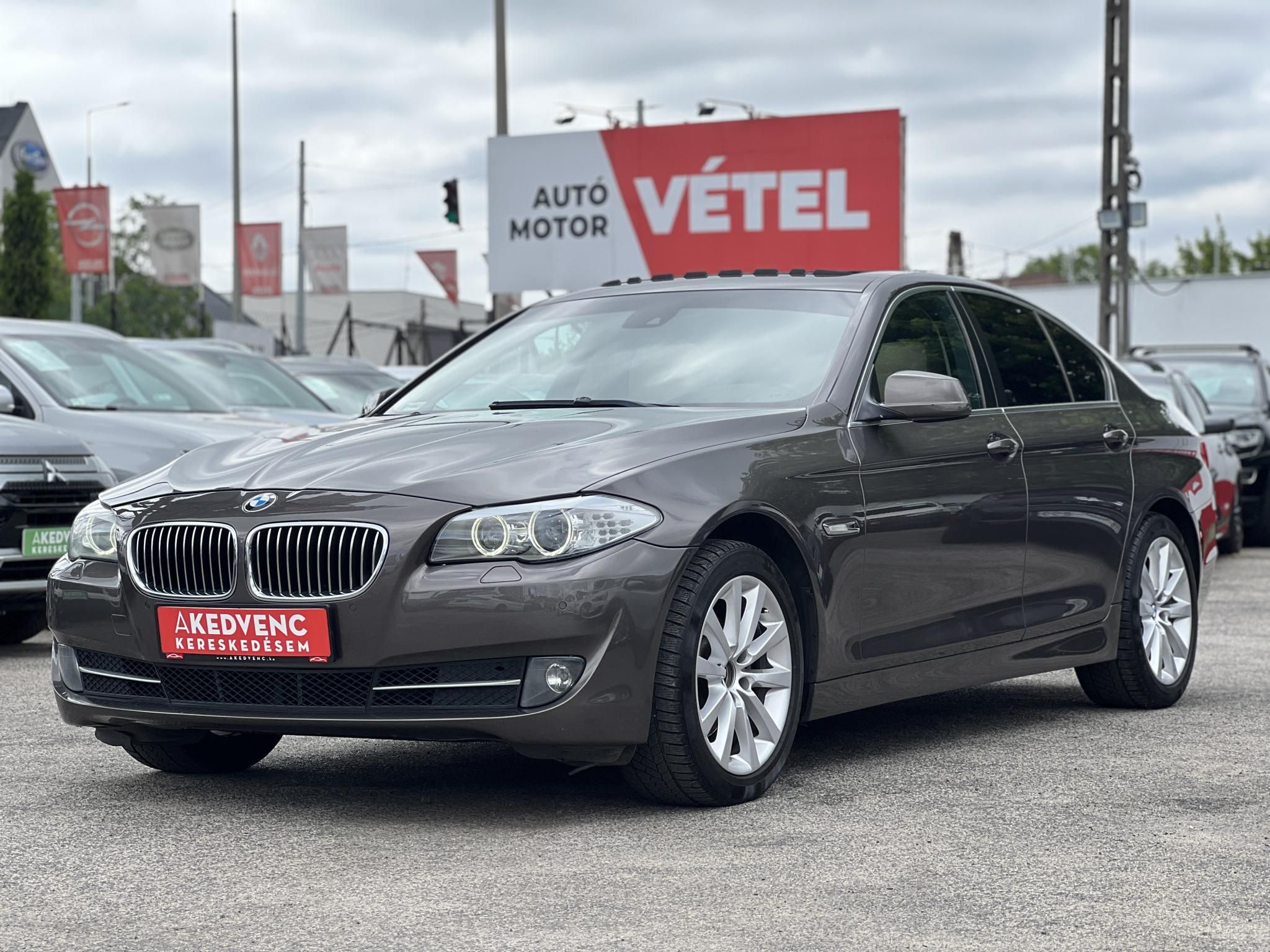 BMW 520d (Automata) Napfénytető. vaj bőrbelső. memória. HUD. kamera. 2 gyári kulcs!