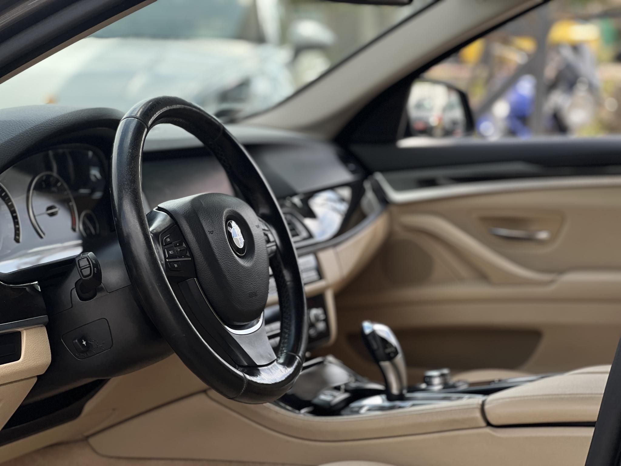 BMW 520d (Automata) Napfénytető. vaj bőrbelső. memória. HUD. kamera. 2 gyári kulcs!