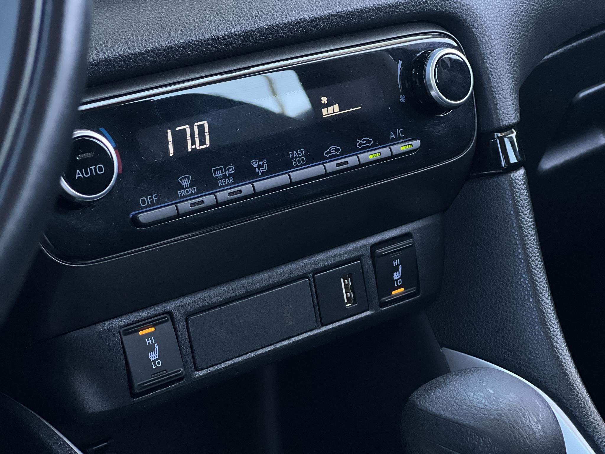 TOYOTA YARIS 1.5 Hybrid Executive e-CVT 103e km. LED fényszórók. táblafelismerő. ülésfűtés. kamera. digitklíma!