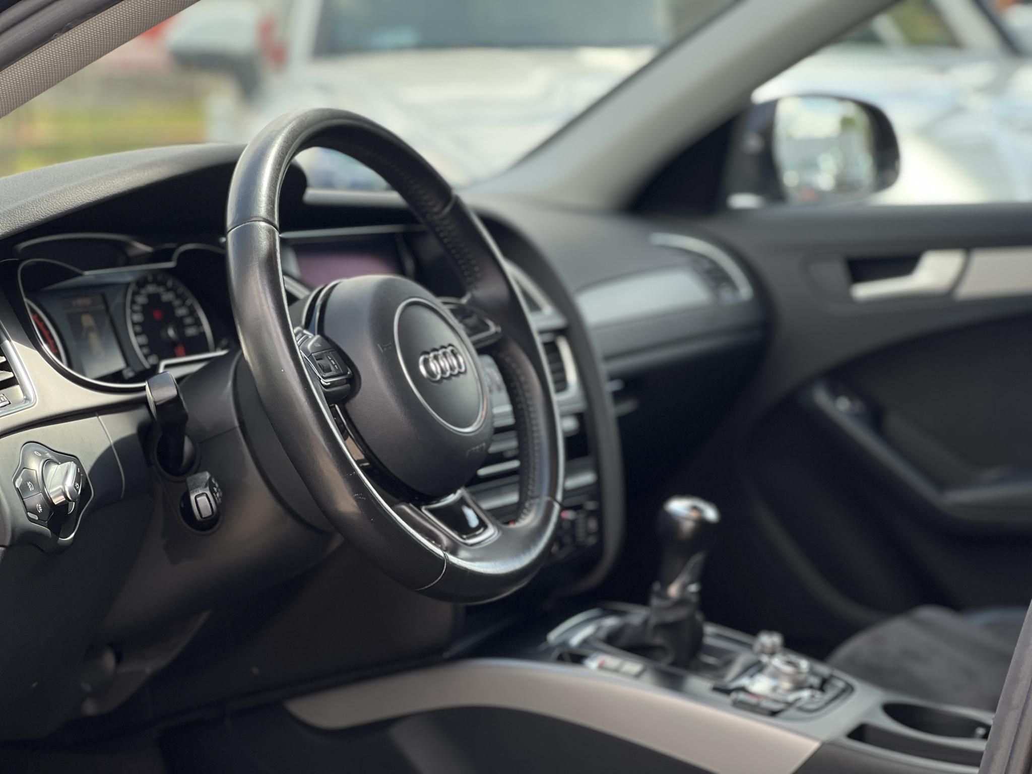 AUDI A4 Avant 2.0 TDI DPF EU5 S-line Vezetett szervizkönyv!