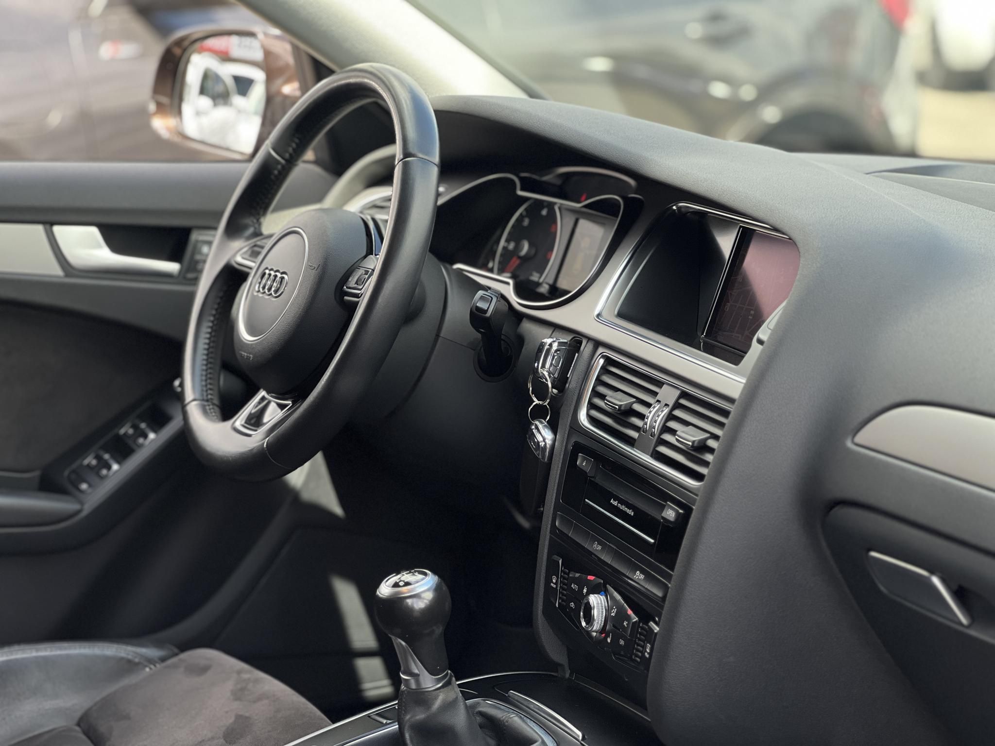 AUDI A4 Avant 2.0 TDI DPF EU5 S-line Vezetett szervizkönyv!