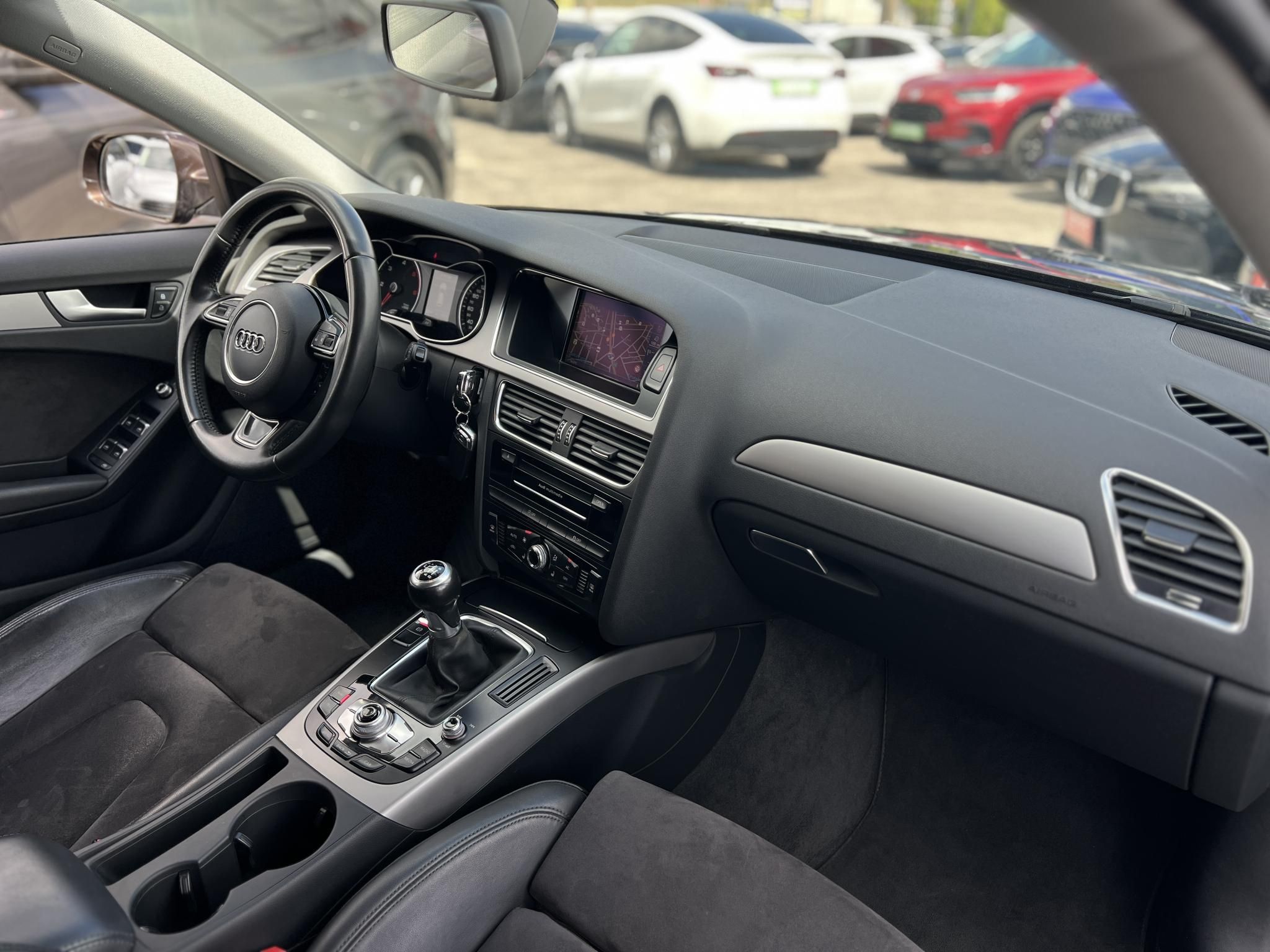 AUDI A4 Avant 2.0 TDI DPF EU5 S-line Vezetett szervizkönyv!