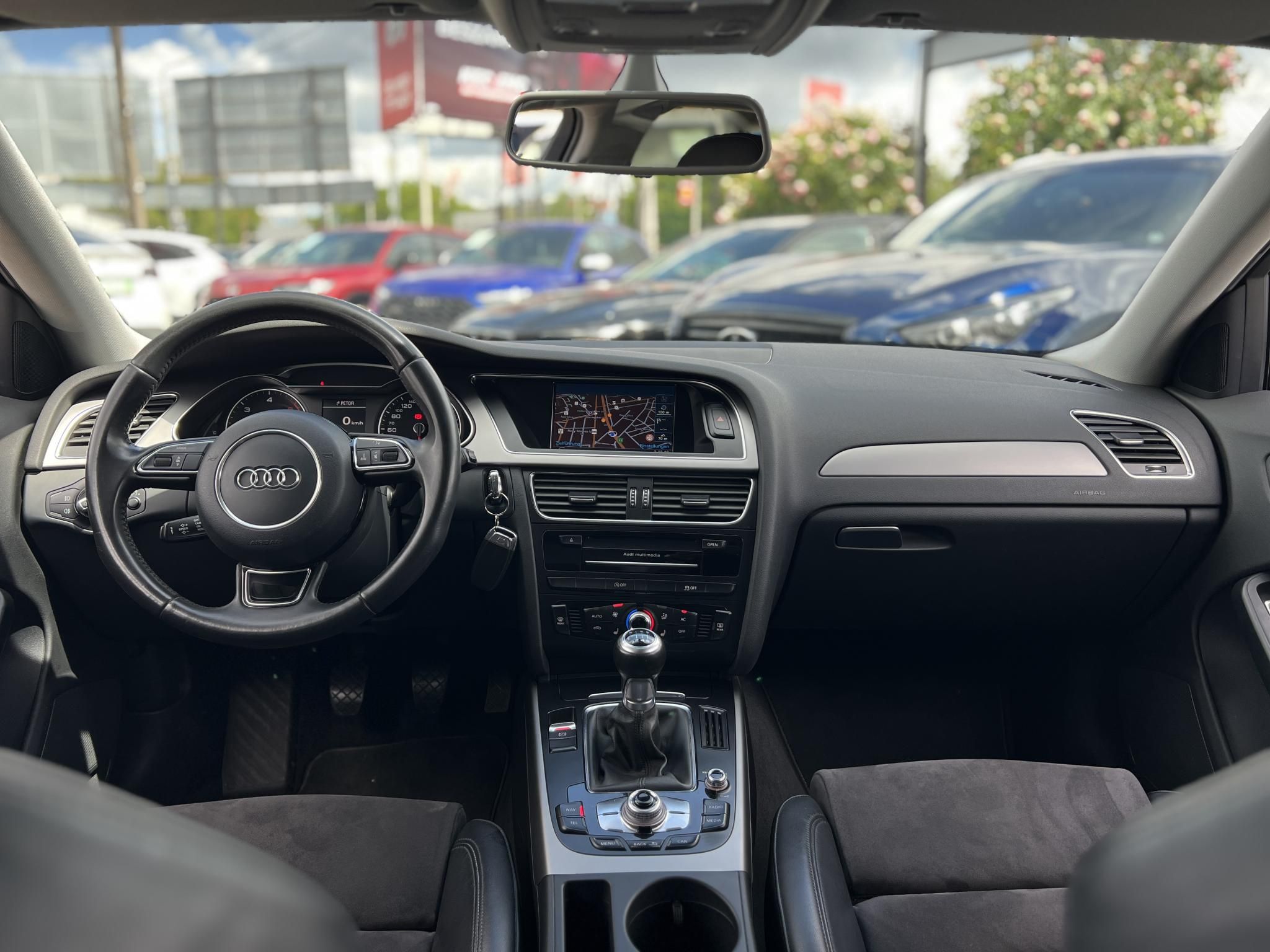 AUDI A4 Avant 2.0 TDI DPF EU5 S-line Vezetett szervizkönyv!