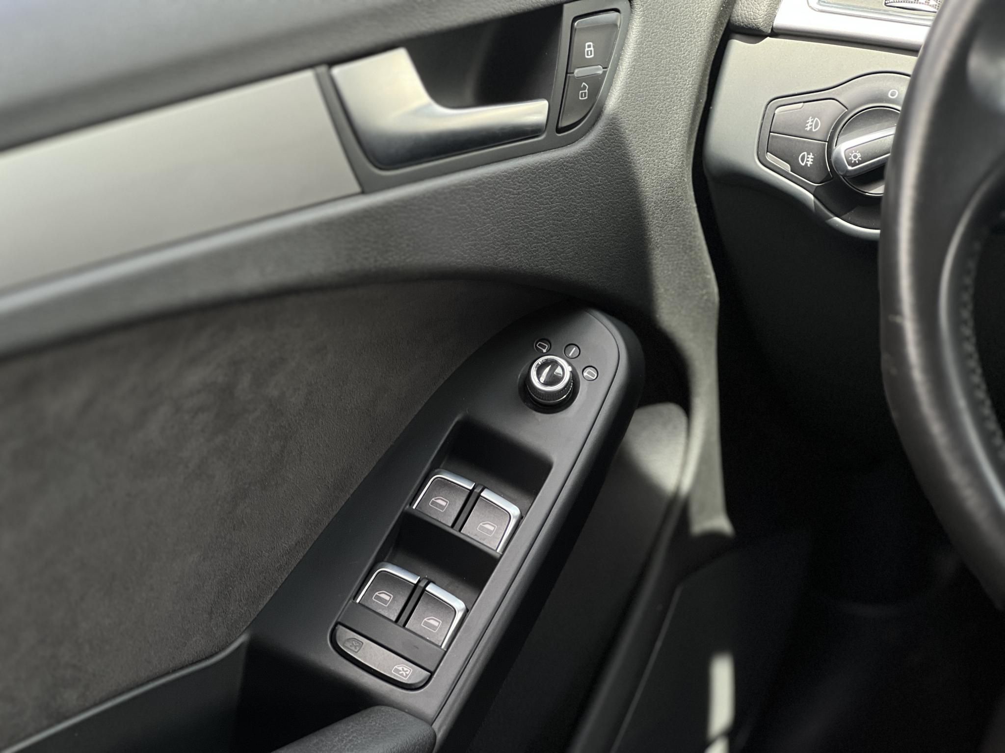 AUDI A4 Avant 2.0 TDI DPF EU5 S-line Vezetett szervizkönyv!