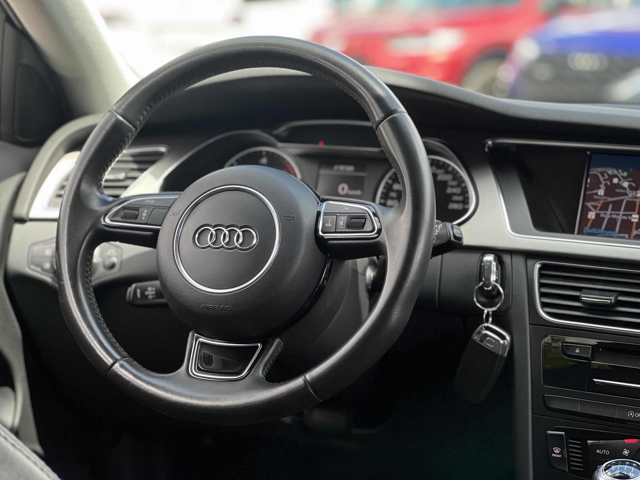 AUDI A4 Avant 2.0 TDI DPF EU5 S-line Vezetett szervizkönyv!