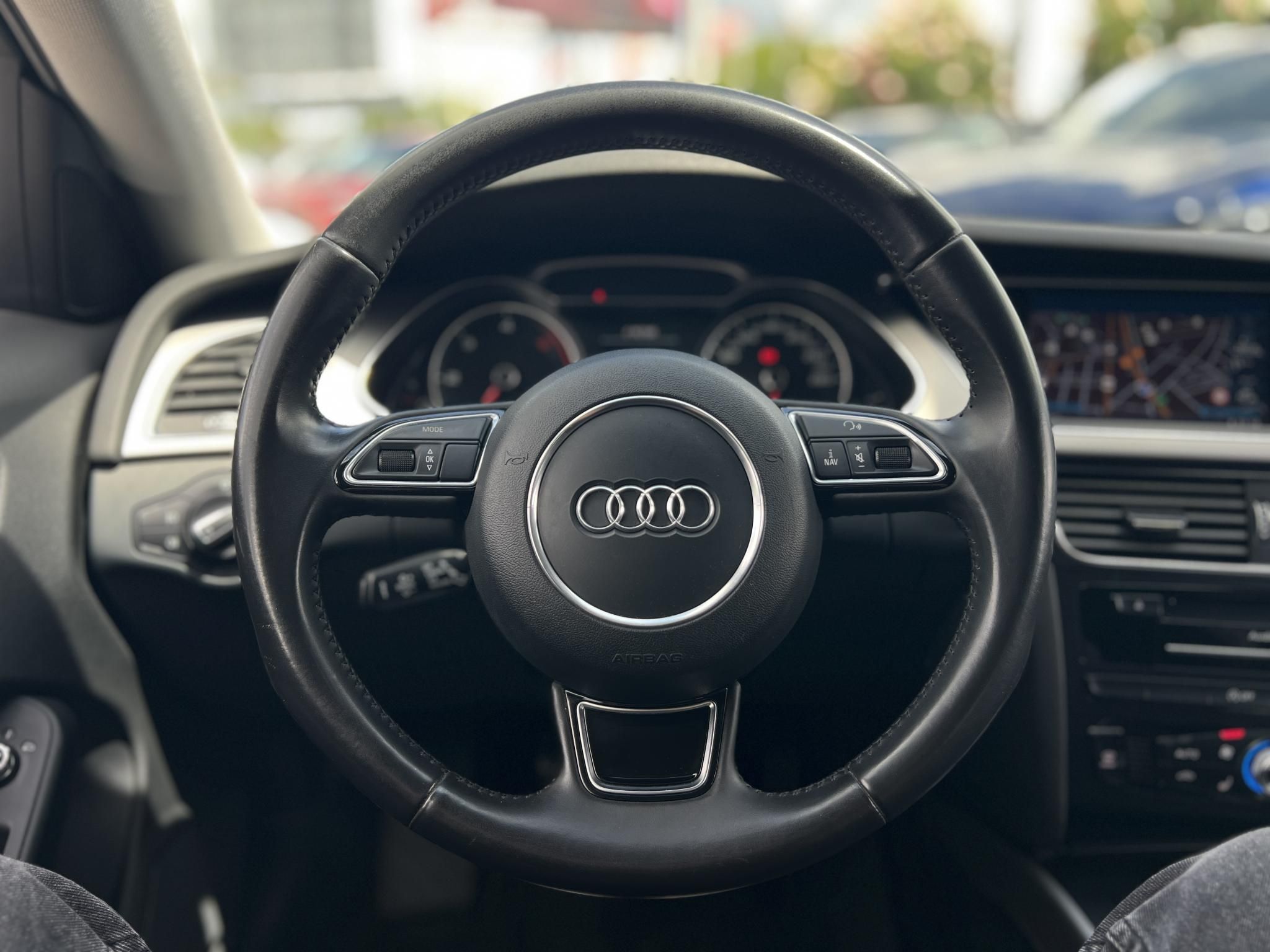 AUDI A4 Avant 2.0 TDI DPF EU5 S-line Vezetett szervizkönyv!