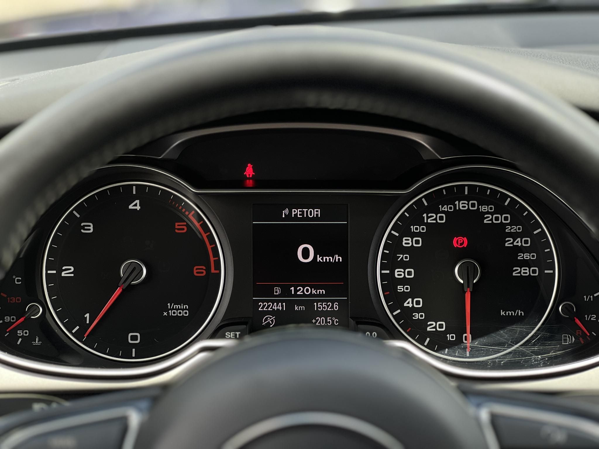 AUDI A4 Avant 2.0 TDI DPF EU5 S-line Vezetett szervizkönyv!
