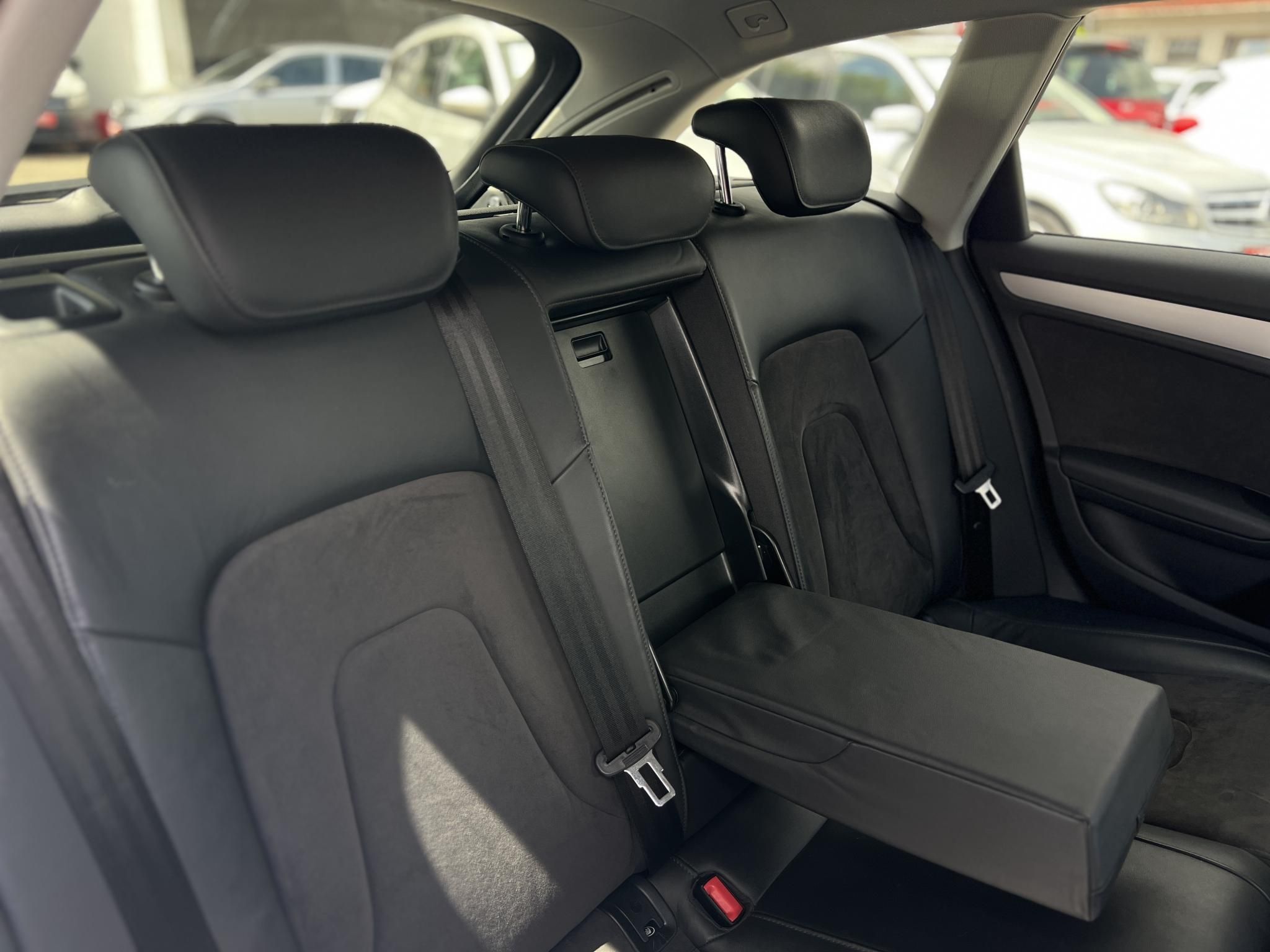 AUDI A4 Avant 2.0 TDI DPF EU5 S-line Vezetett szervizkönyv!