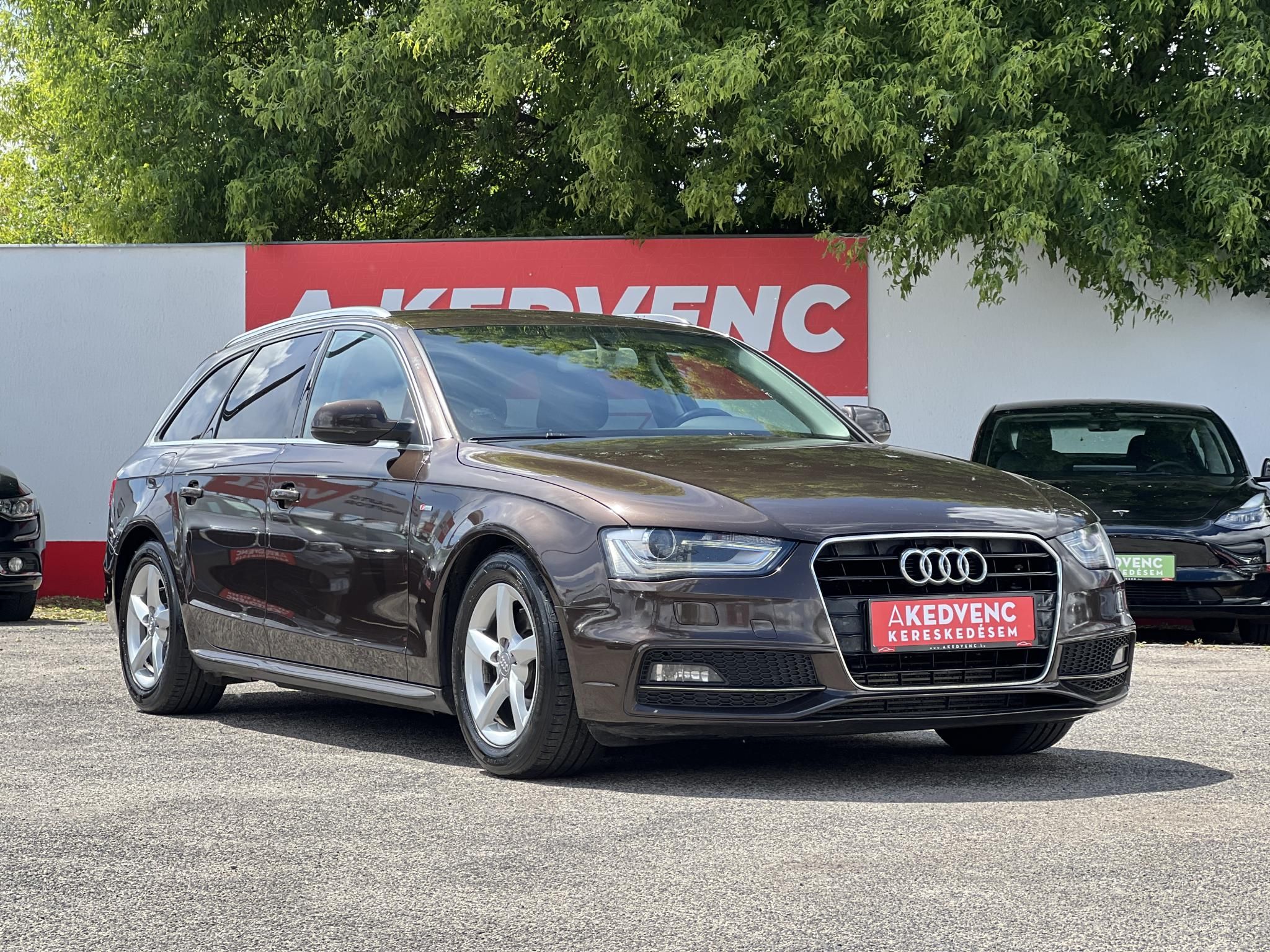 AUDI A4 Avant 2.0 TDI DPF EU5 S-line Vezetett szervizkönyv!