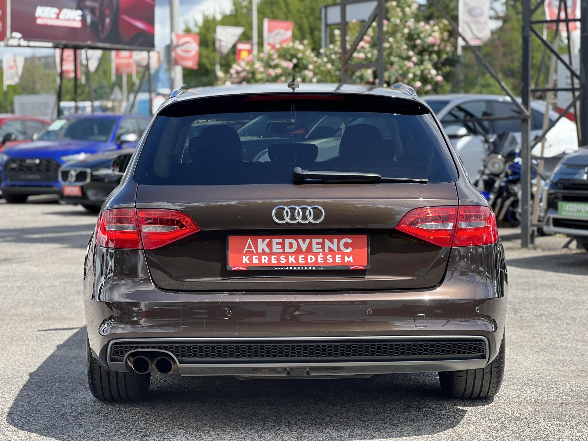AUDI A4 Avant 2.0 TDI DPF EU5 S-line Vezetett szervizkönyv!
