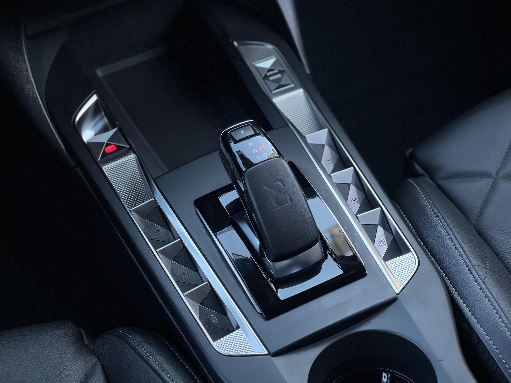 DS DS 3 CROSSBACK E-Tense 50kWh Ultra Prestige 34e km. 300km hátótáv. újszerű állapot. CARPLAY!