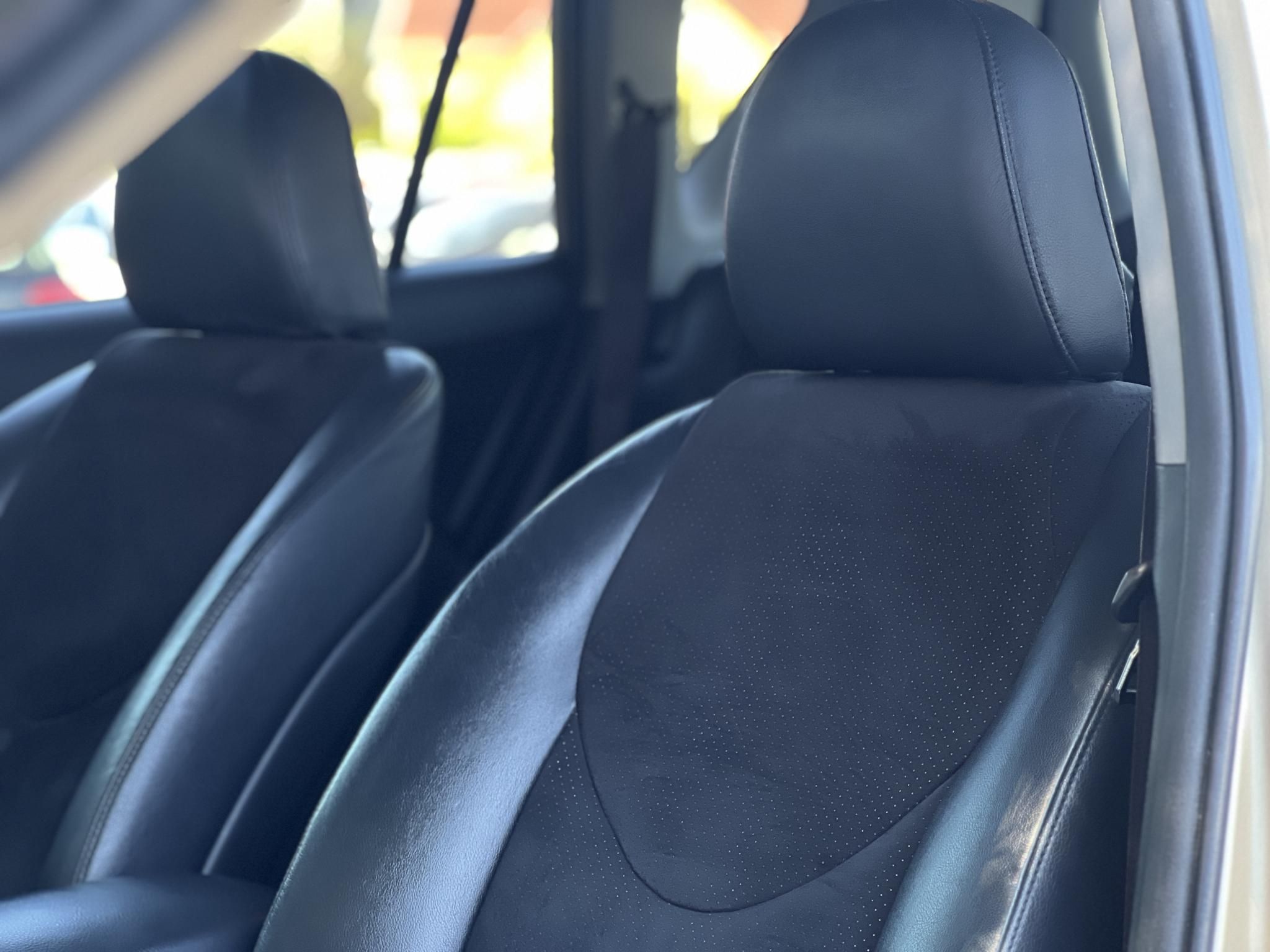 TOYOTA RAV 4 Rav4 2.0 4x4 Executive CVT Alcantara belső. kormányváltó. parkolóradar