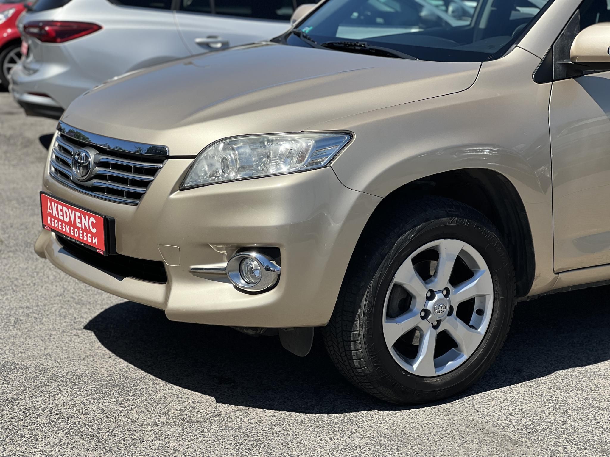 TOYOTA RAV 4 Rav4 2.0 4x4 Executive CVT Alcantara belső. kormányváltó. parkolóradar
