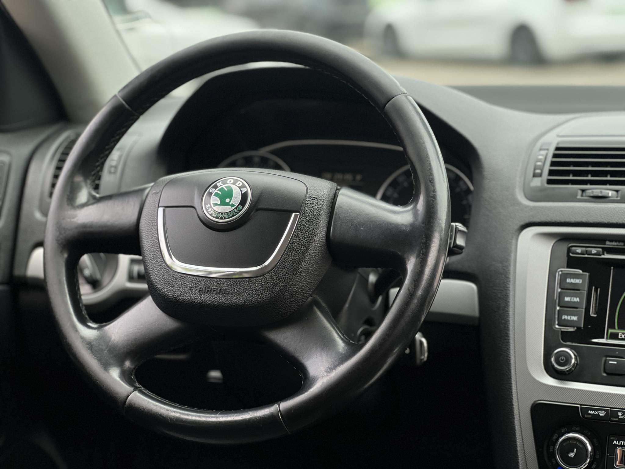 SKODA OCTAVIA Combi 2.0 TDI Ambiente DSG Tempomat Ülésfűtés Bluetooth Navigáció!