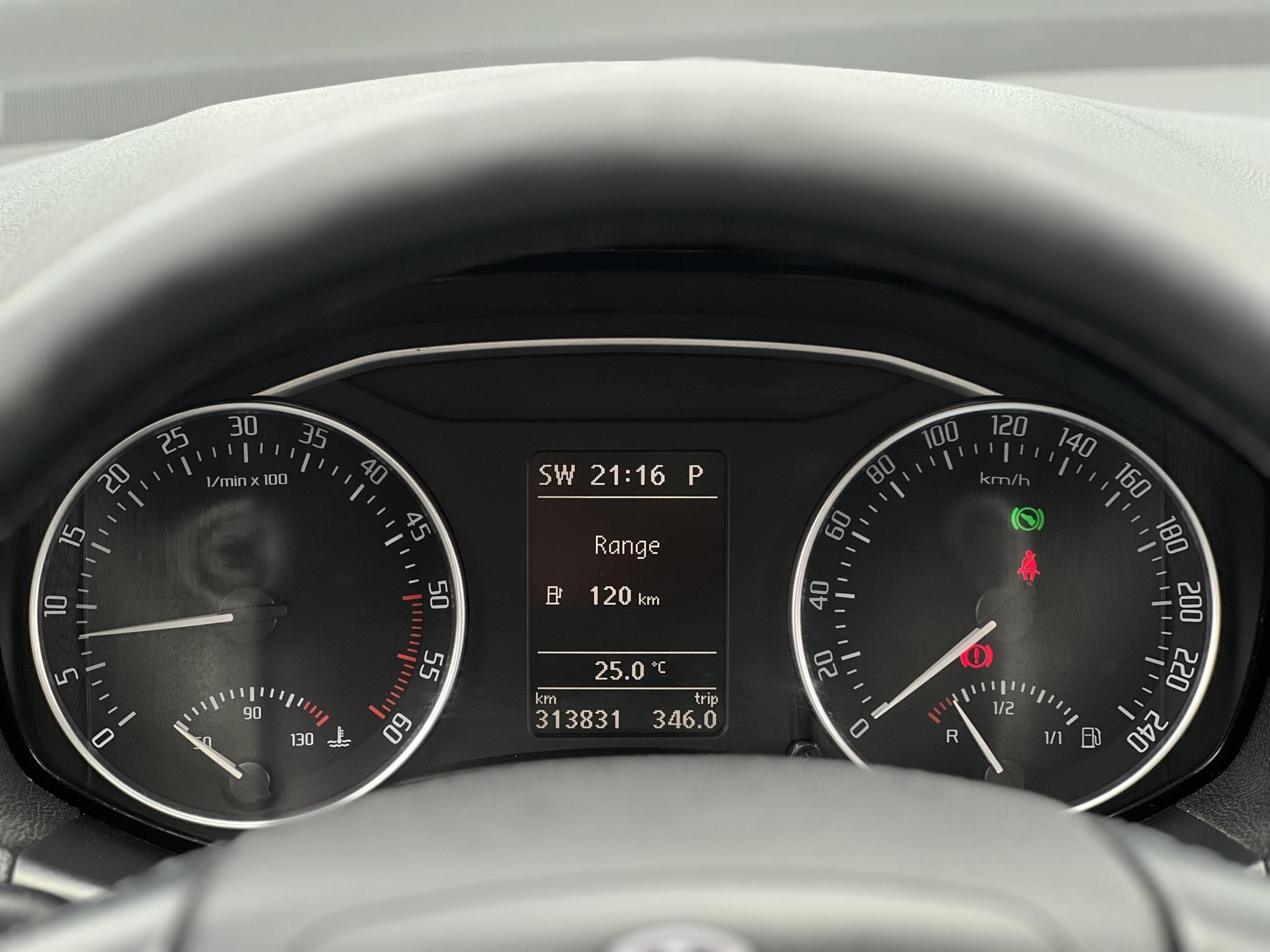 SKODA OCTAVIA Combi 2.0 TDI Ambiente DSG Tempomat Ülésfűtés Bluetooth Navigáció!
