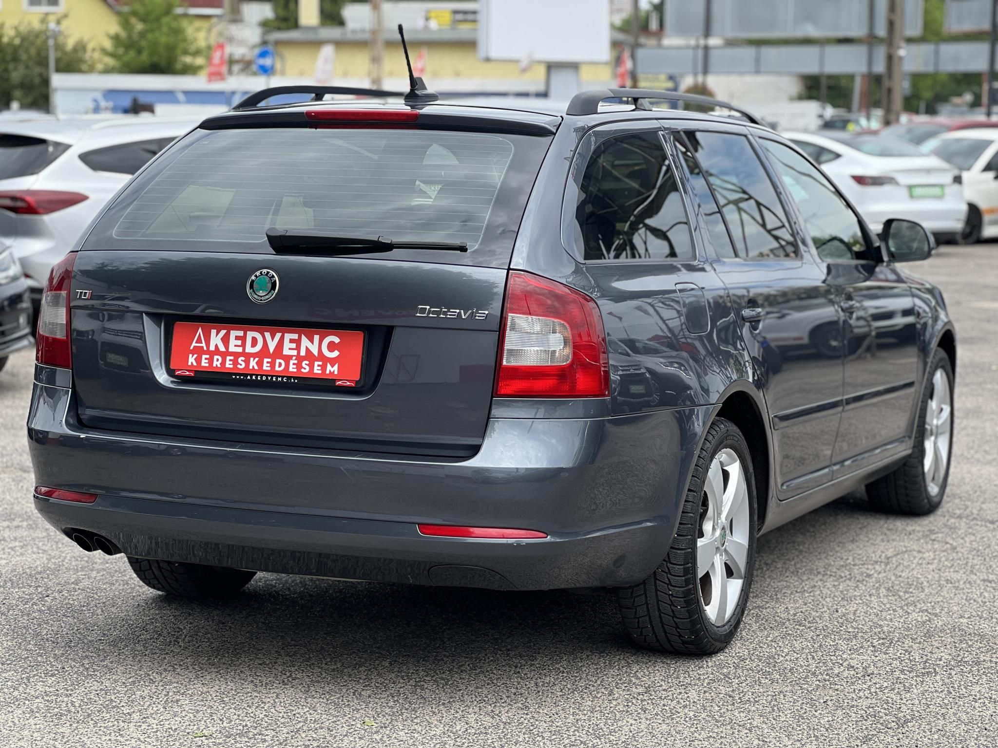 SKODA OCTAVIA Combi 2.0 TDI Ambiente DSG Tempomat Ülésfűtés Bluetooth Navigáció!