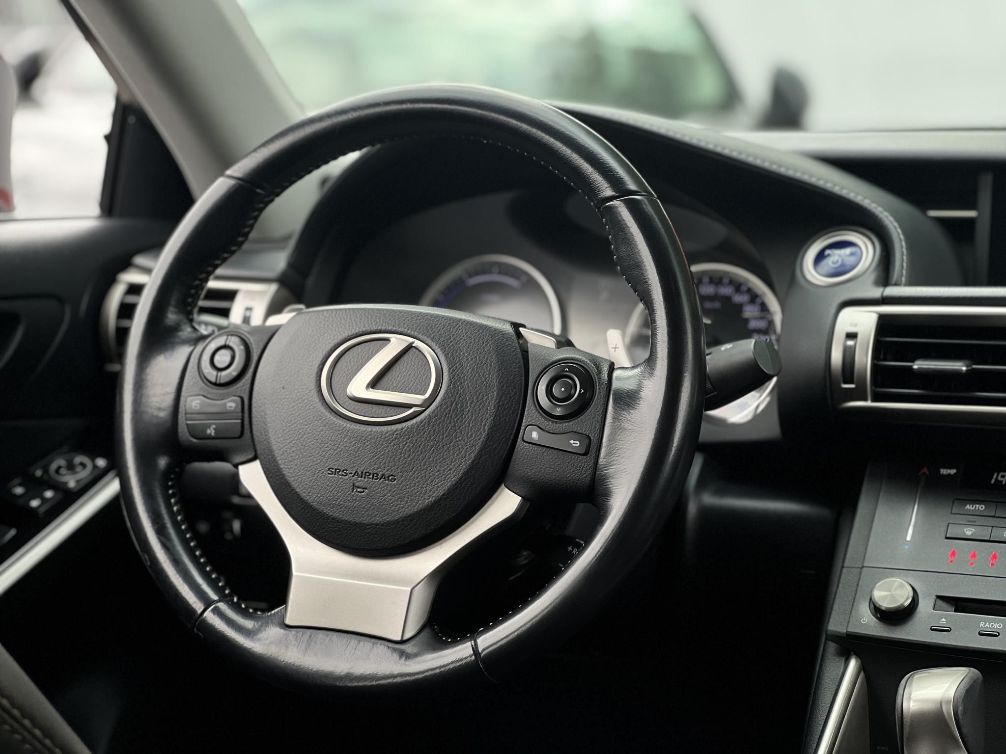 LEXUS IS 300h Comfort Leather&Navigation (Automata) Hybrid garancia Márkaszervizelt! Gyári fényezés. Téli-nyári gumi garnitúra!