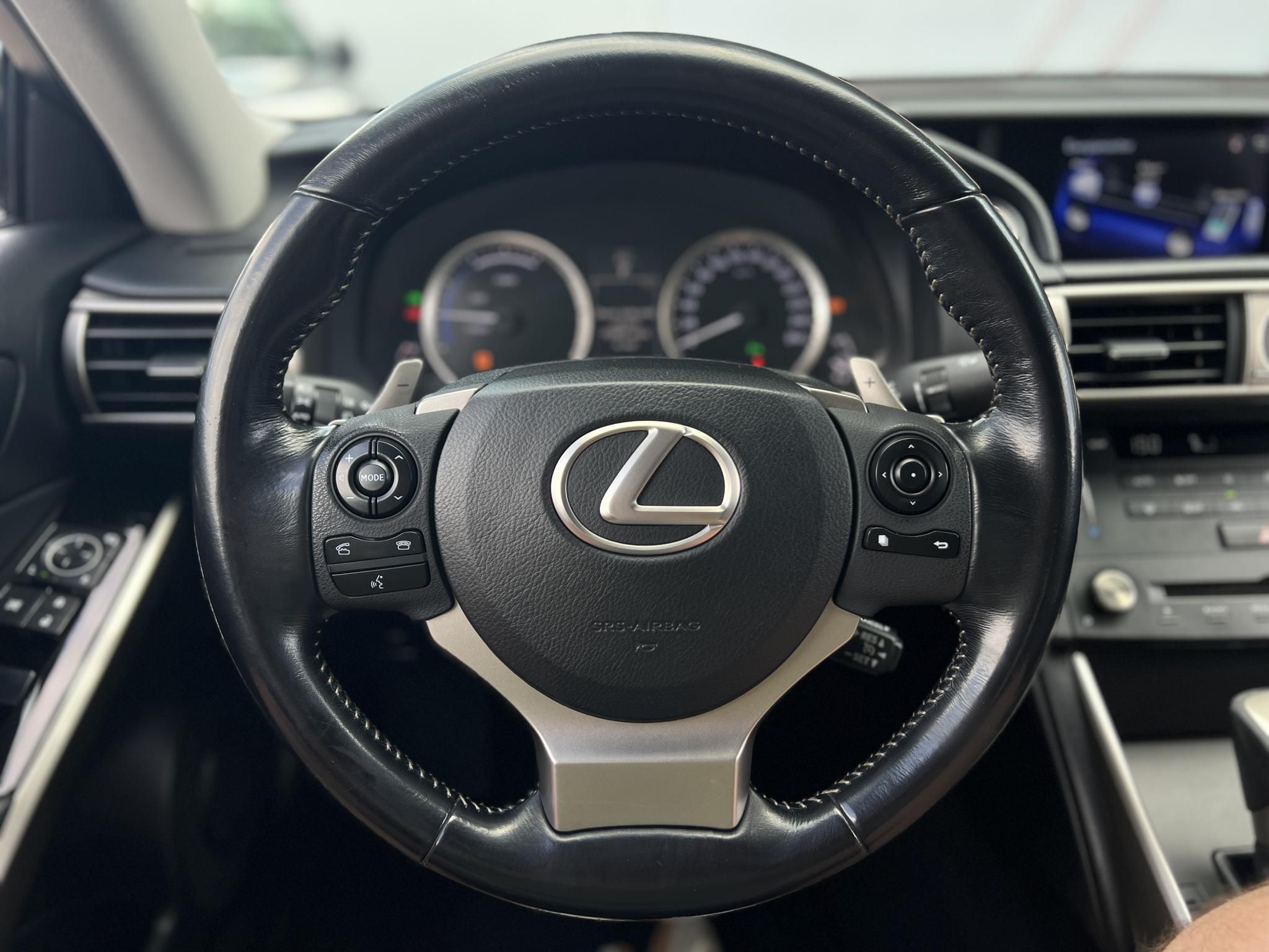 LEXUS IS 300h Comfort Leather&Navigation (Automata) Hybrid garancia Márkaszervizelt! Gyári fényezés. Téli-nyári gumi garnitúra!