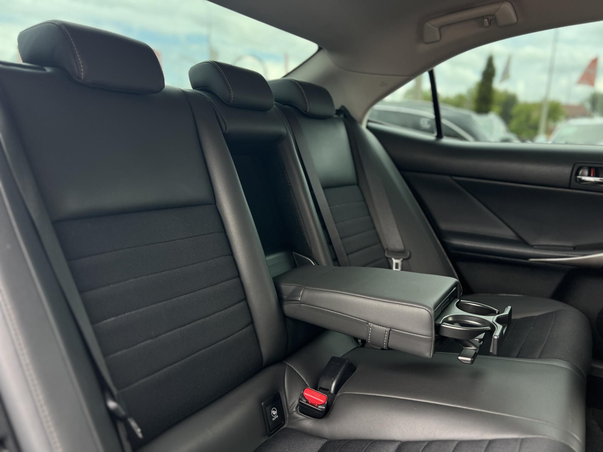 LEXUS IS 300h Comfort Leather&Navigation (Automata) Hybrid garancia Márkaszervizelt! Gyári fényezés. Téli-nyári gumi garnitúra!