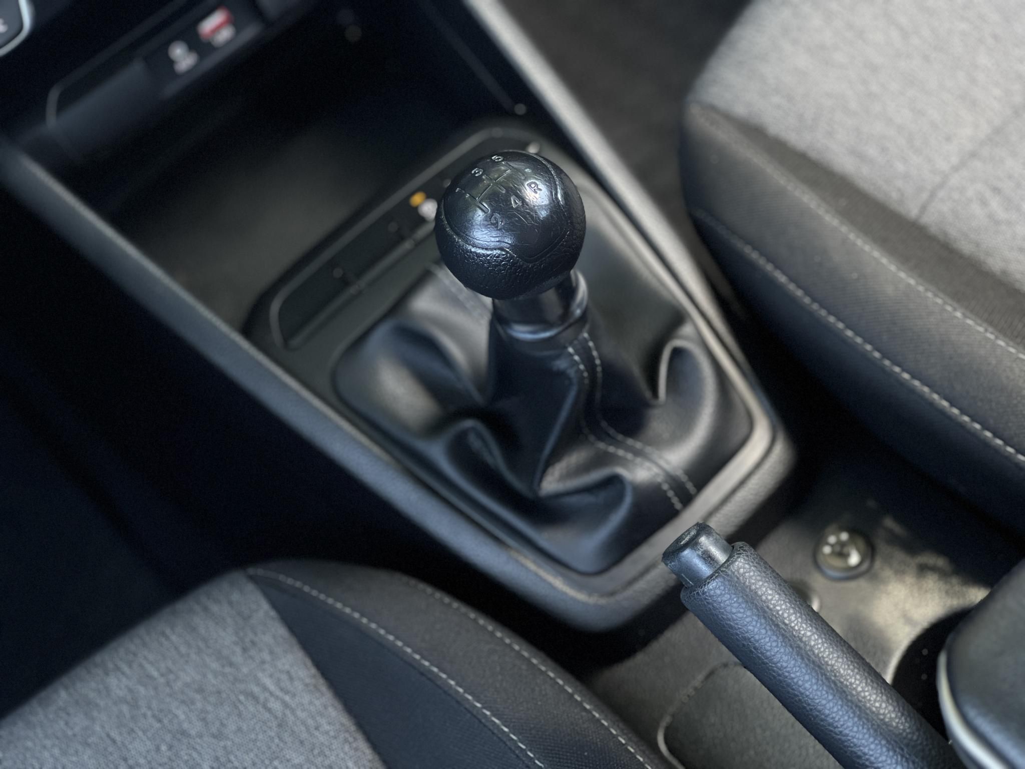KIA STONIC 1.25 MPI Style Magyarországi. Gyári fényezés. 63e km.Végig vezetett szervizkönyv!