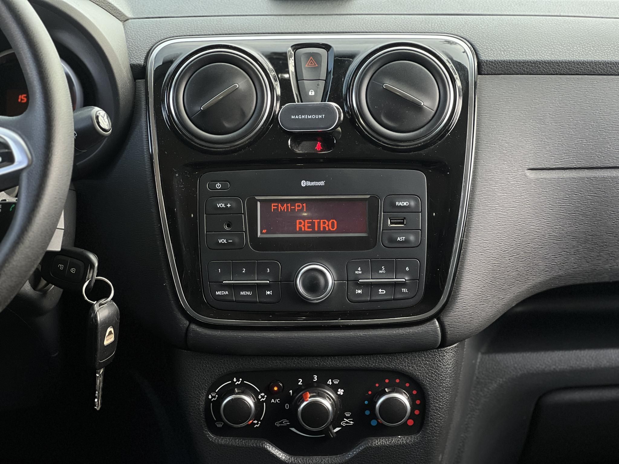 DACIA LODGY 1.6 SCe Ambiance (7 személyes ) Magyarországi. Gyári fényezés. Végig vezetett szervizkönyv!
