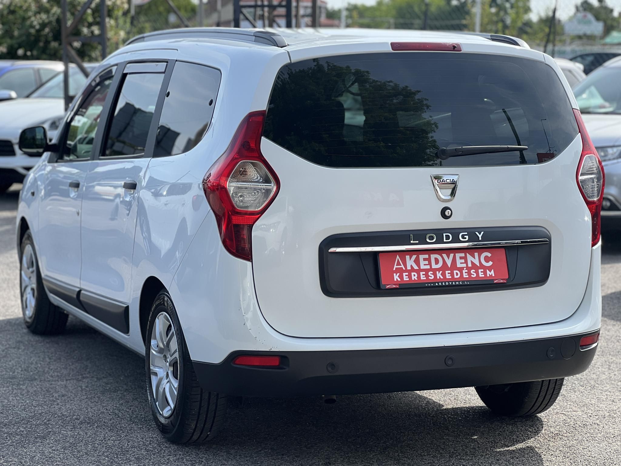 DACIA LODGY 1.6 SCe Ambiance (7 személyes ) Magyarországi. Gyári fényezés. Végig vezetett szervizkönyv!