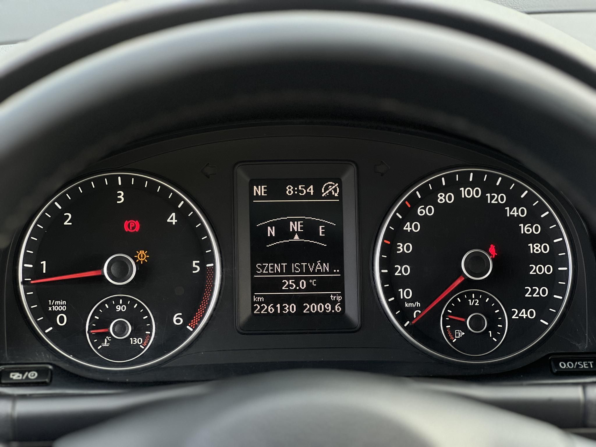 VOLKSWAGEN TOURAN 1.6 CR TDI Comfortline [7 személy] Vezérlés cserélve. 4 évszakos gumik!