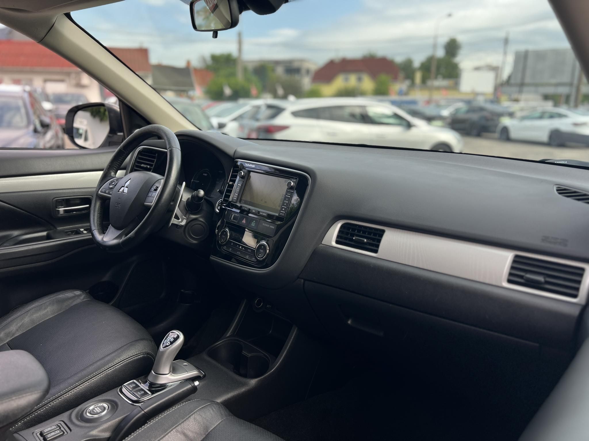 MITSUBISHI OUTLANDER 2.0 PHEV Instyle Navi 4WD CVT