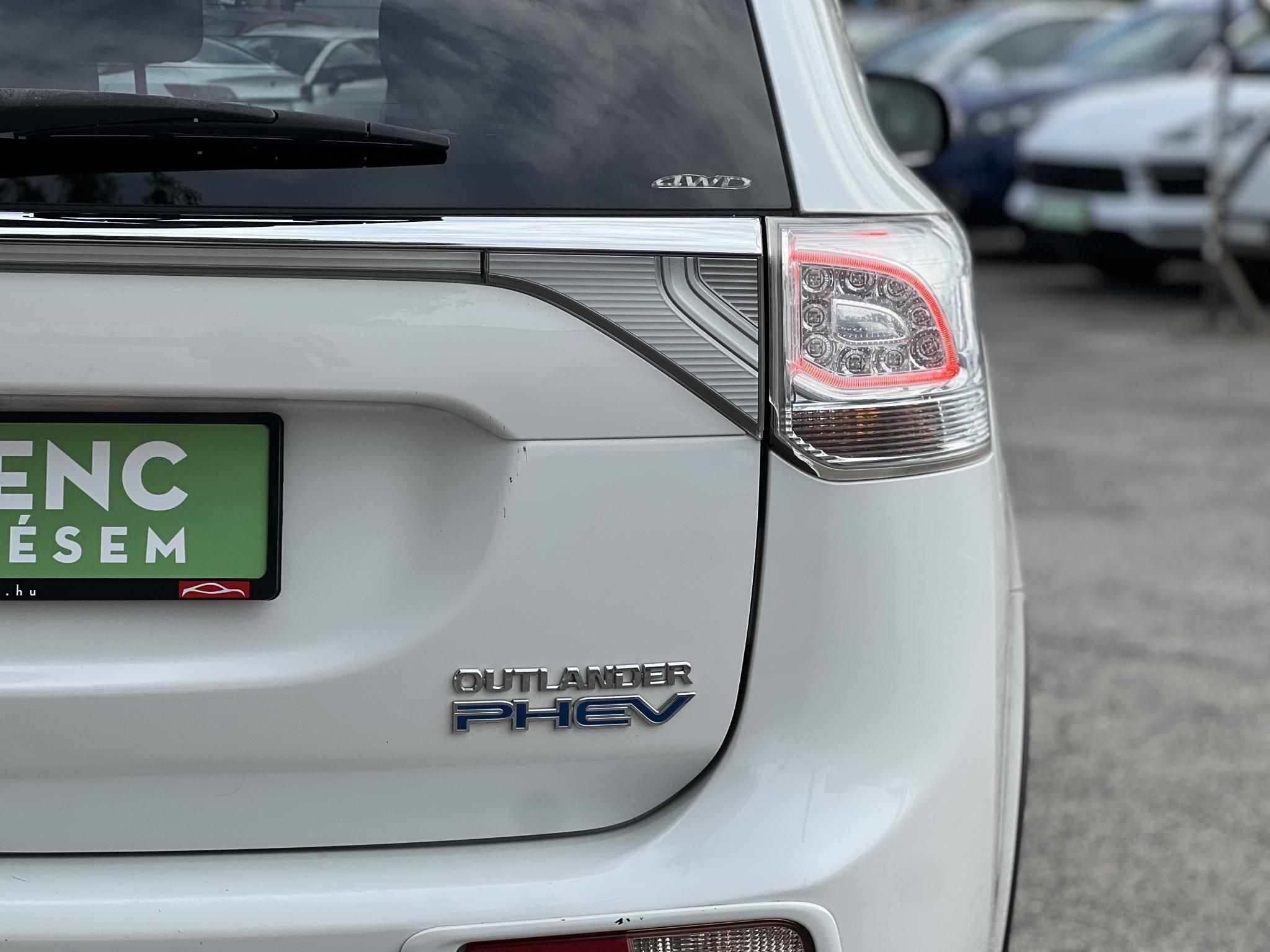 MITSUBISHI OUTLANDER 2.0 PHEV Instyle Navi 4WD CVT
