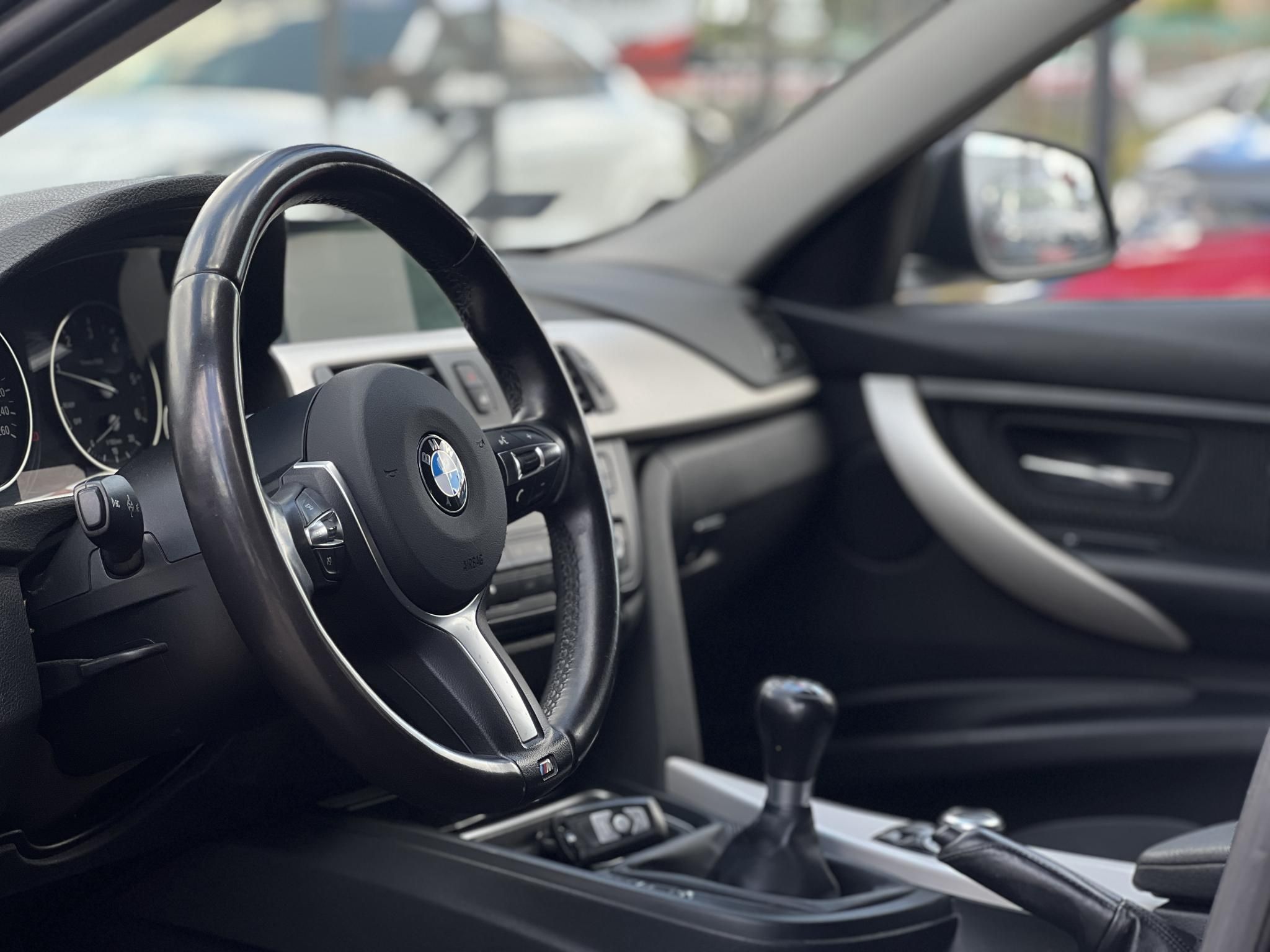BMW 318d 156e km. ülésfűtés. navigáció. bluetooth. tolatóradar. keyless. 2 gyári kulcs!