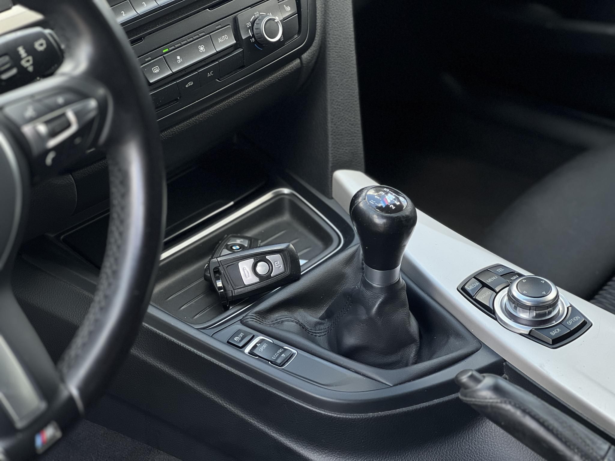 BMW 318d 156e km. ülésfűtés. navigáció. bluetooth. tolatóradar. keyless. 2 gyári kulcs!