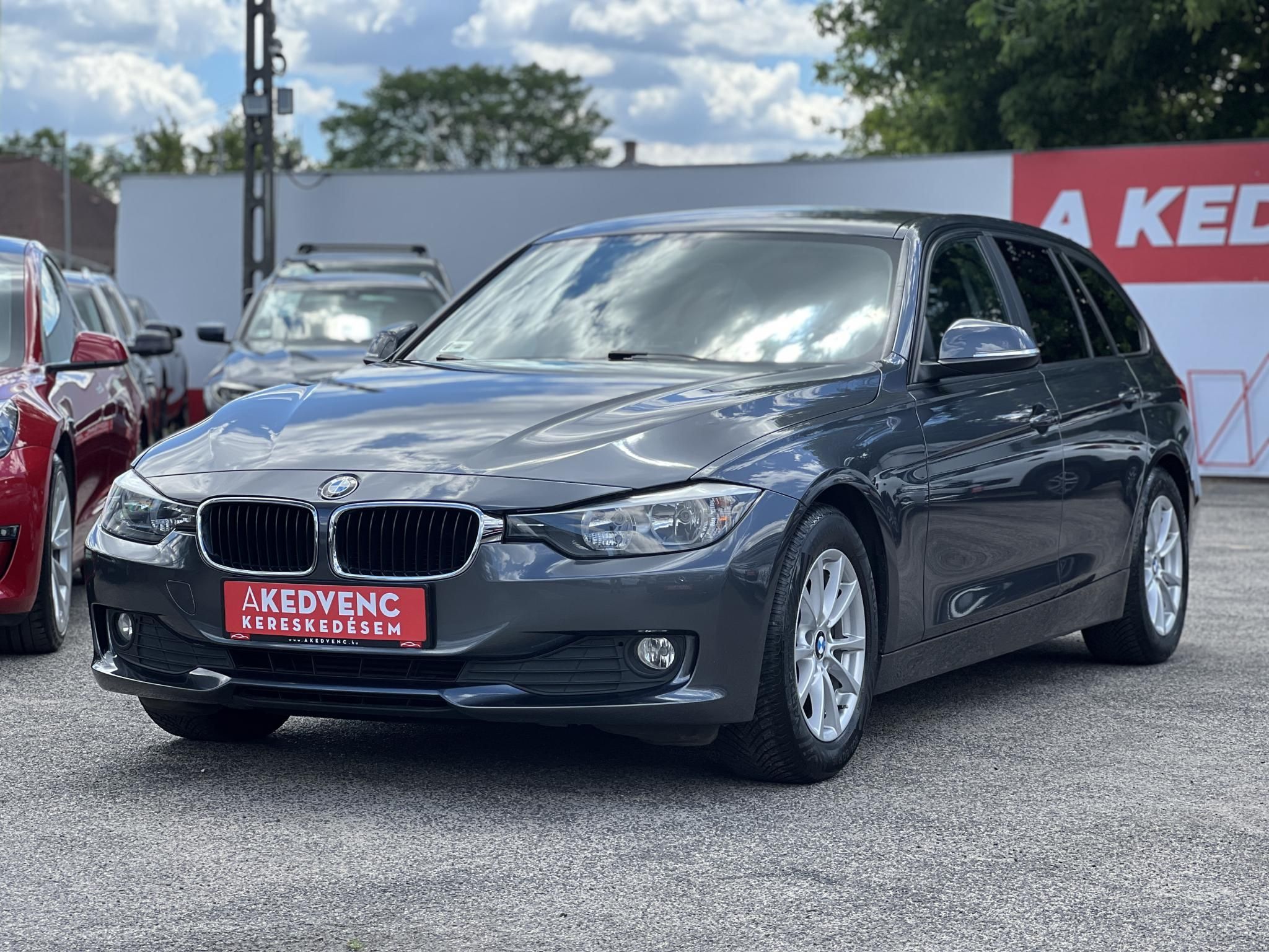 BMW 318d 156e km. ülésfűtés. navigáció. bluetooth. tolatóradar. keyless. 2 gyári kulcs!