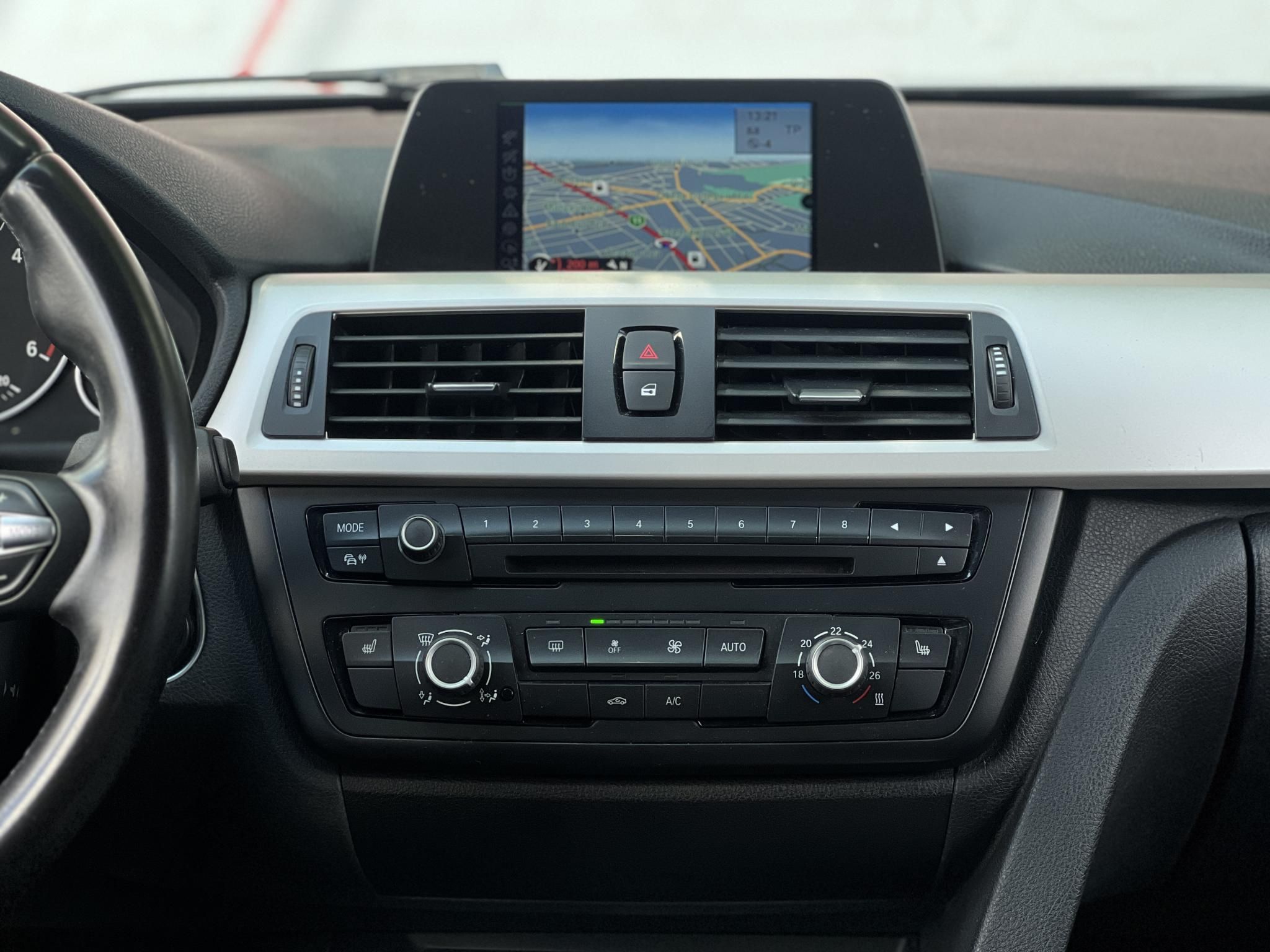 BMW 318d 156e km. ülésfűtés. navigáció. bluetooth. tolatóradar. keyless. 2 gyári kulcs!