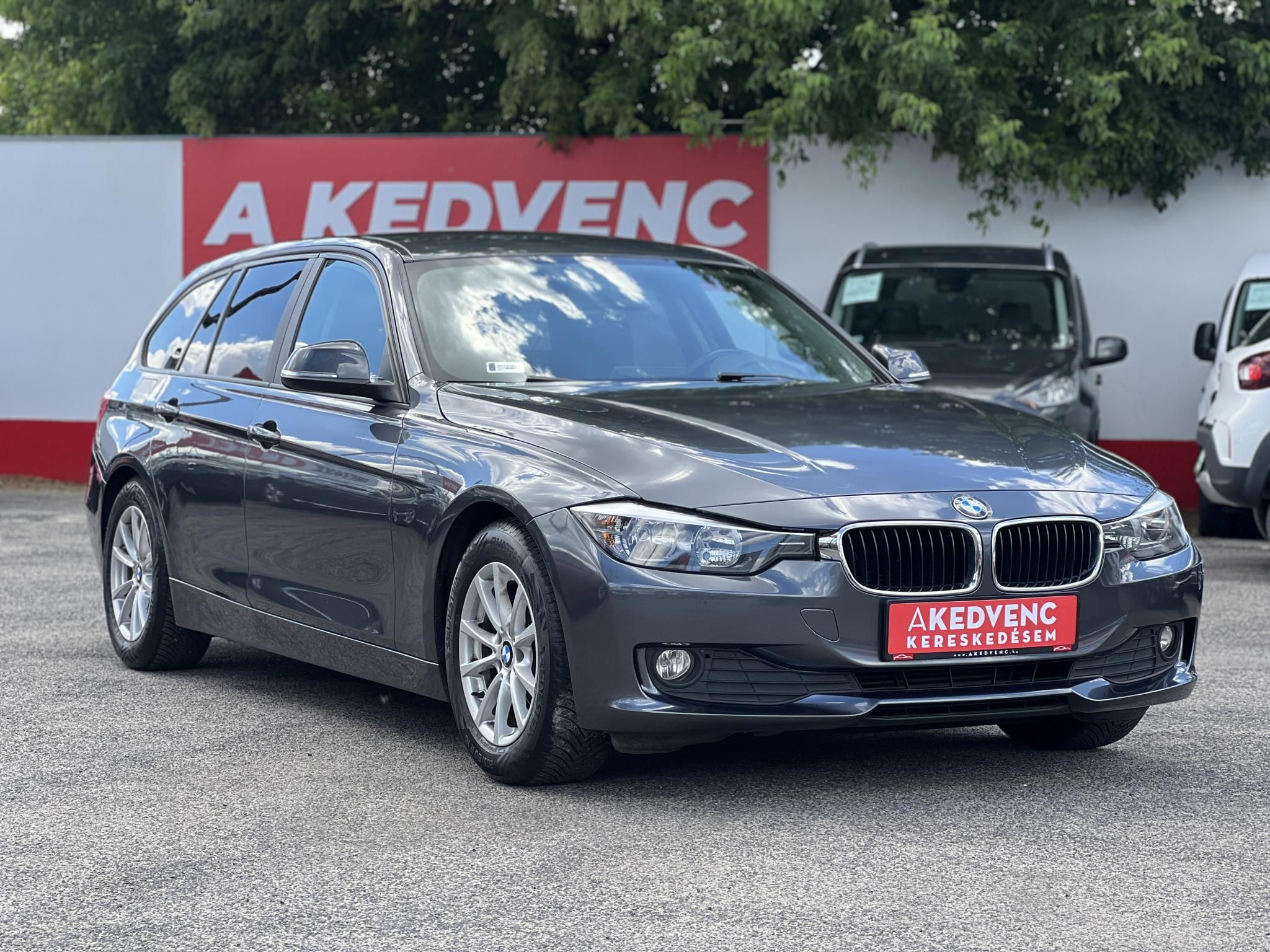 BMW 318d 156e km. ülésfűtés. navigáció. bluetooth. tolatóradar. keyless. 2 gyári kulcs!