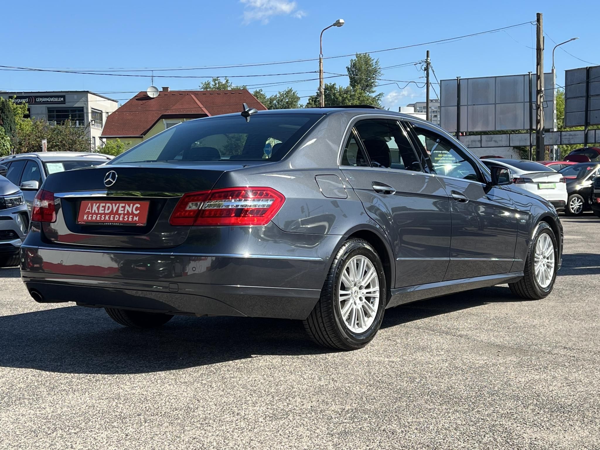 MERCEDES-BENZ E 200 CGI BlueEFFICIENCY Elegance (Automata) Gyári fényezés. Dokumentált előélet. Garantált 149e km!