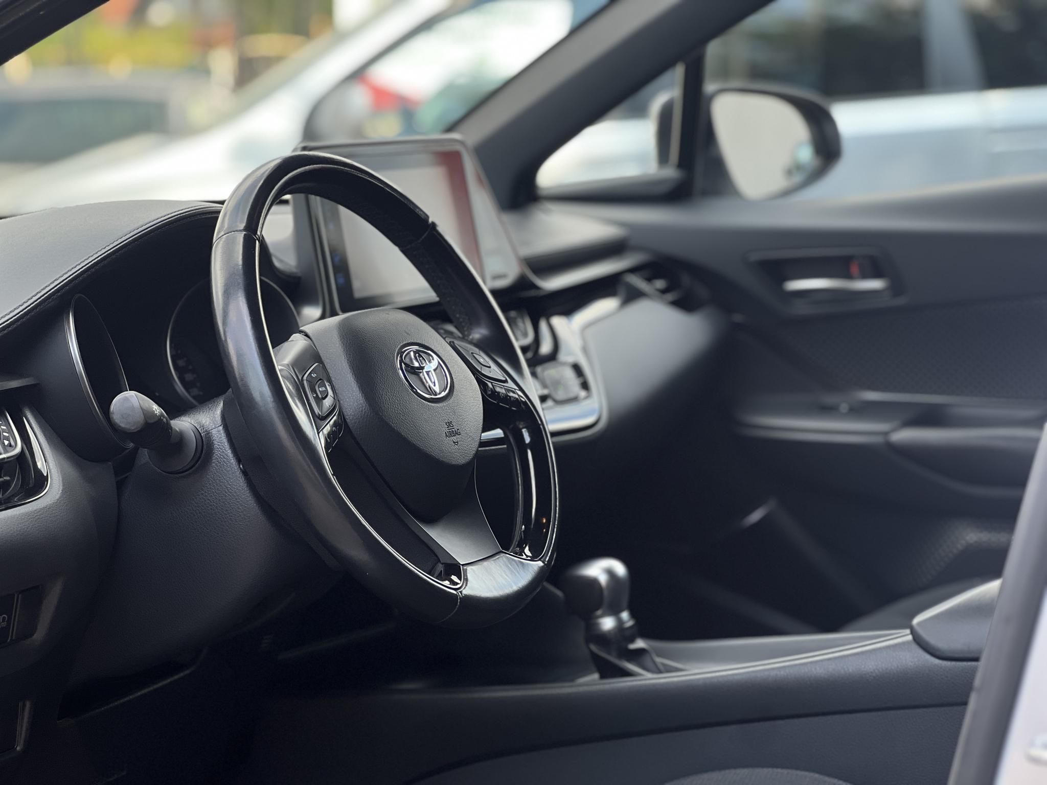 TOYOTA C-HR 1.8 Hybrid Dynamic e-CVT 104e km. LED. sávtartó. tempomat. kamera. márkaszervizelt előélet!