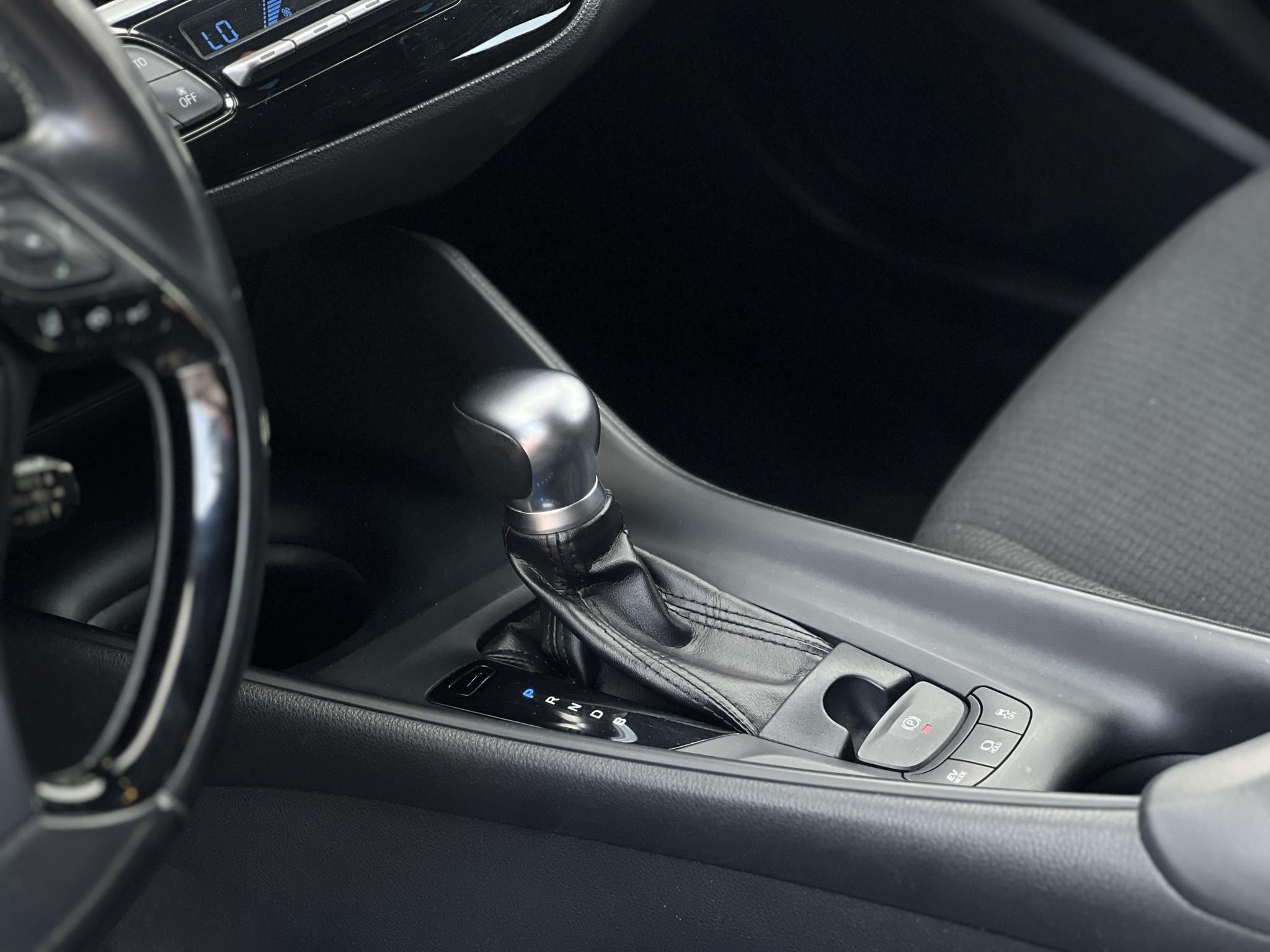 TOYOTA C-HR 1.8 Hybrid Dynamic e-CVT 104e km. LED. sávtartó. tempomat. kamera. márkaszervizelt előélet!