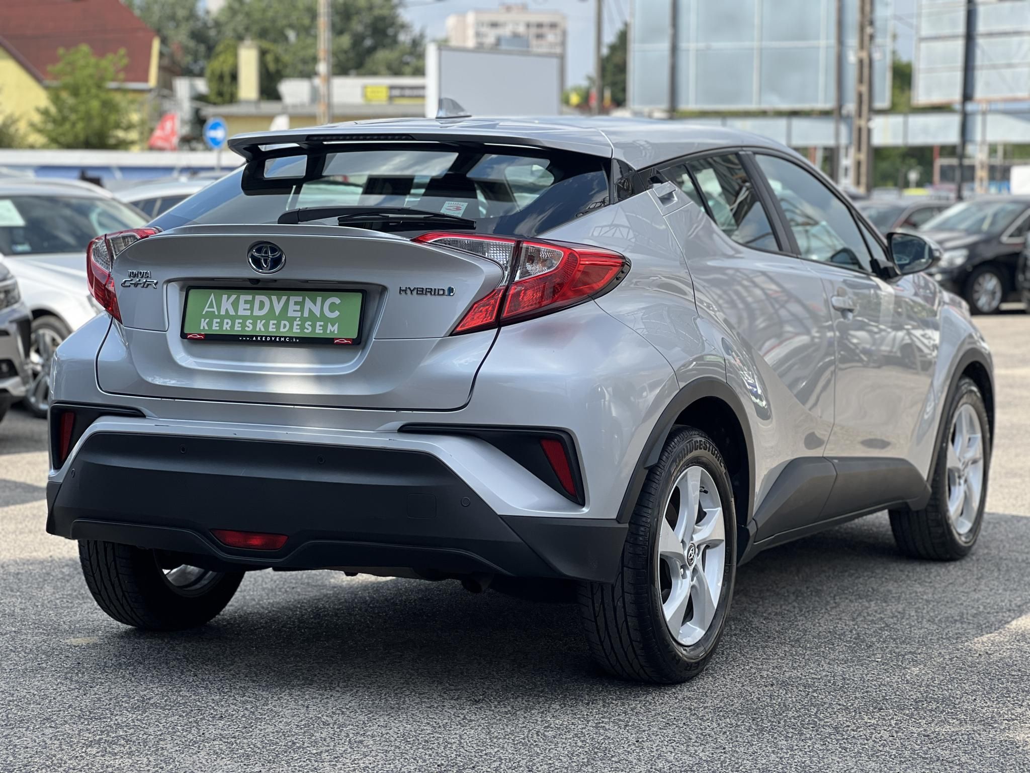 TOYOTA C-HR 1.8 Hybrid Dynamic e-CVT 104e km. LED. sávtartó. tempomat. kamera. márkaszervizelt előélet!