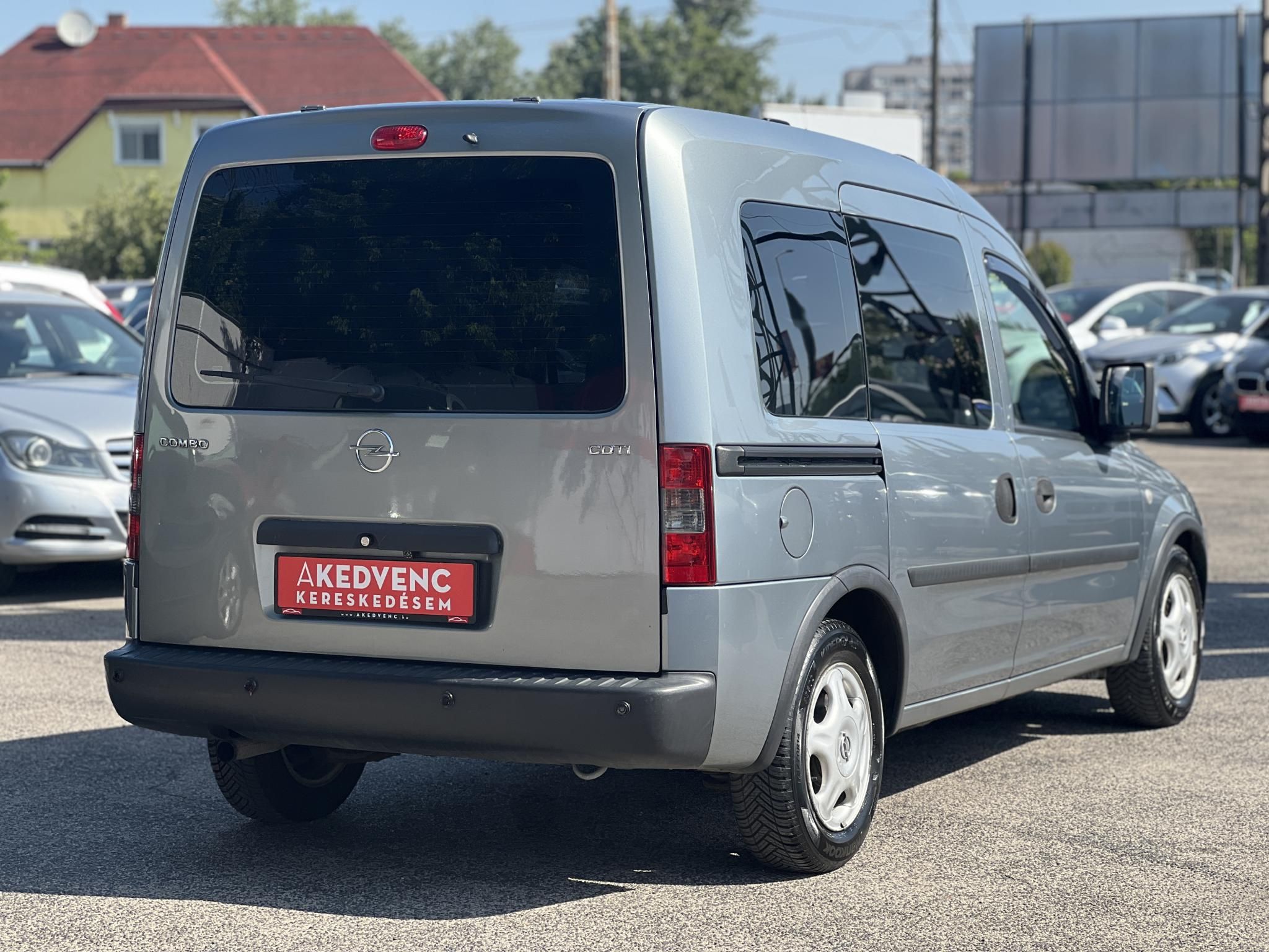 OPEL COMBO Tour 1.3 CDTI Cosmo Rendszeresen karbantartott. klíma. tolatókamera