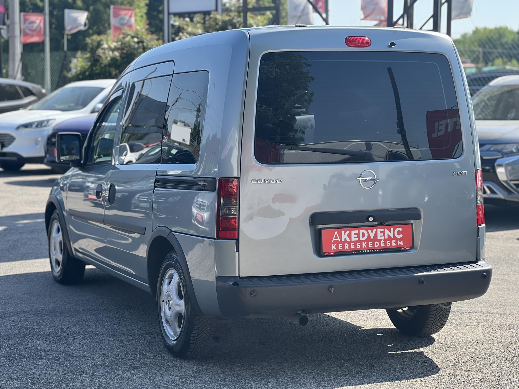 OPEL COMBO Tour 1.3 CDTI Cosmo Rendszeresen karbantartott. klíma. tolatókamera